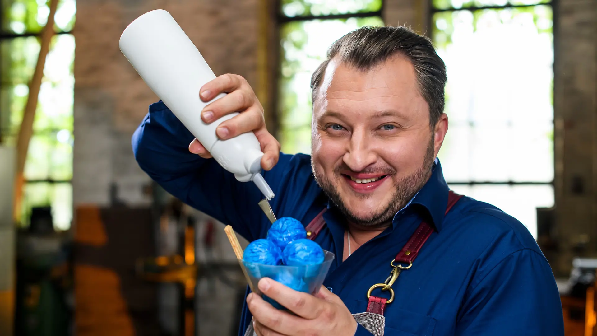 Produktentwickler Sebastian Lege demonstriert, wie es Herstellern mithilfe natürlicher Farbstoffe auf Algenbasis gelingt, Lebensmittel sogar in knalligen Farbtönen wie Blau auf den Markt zu bringen.