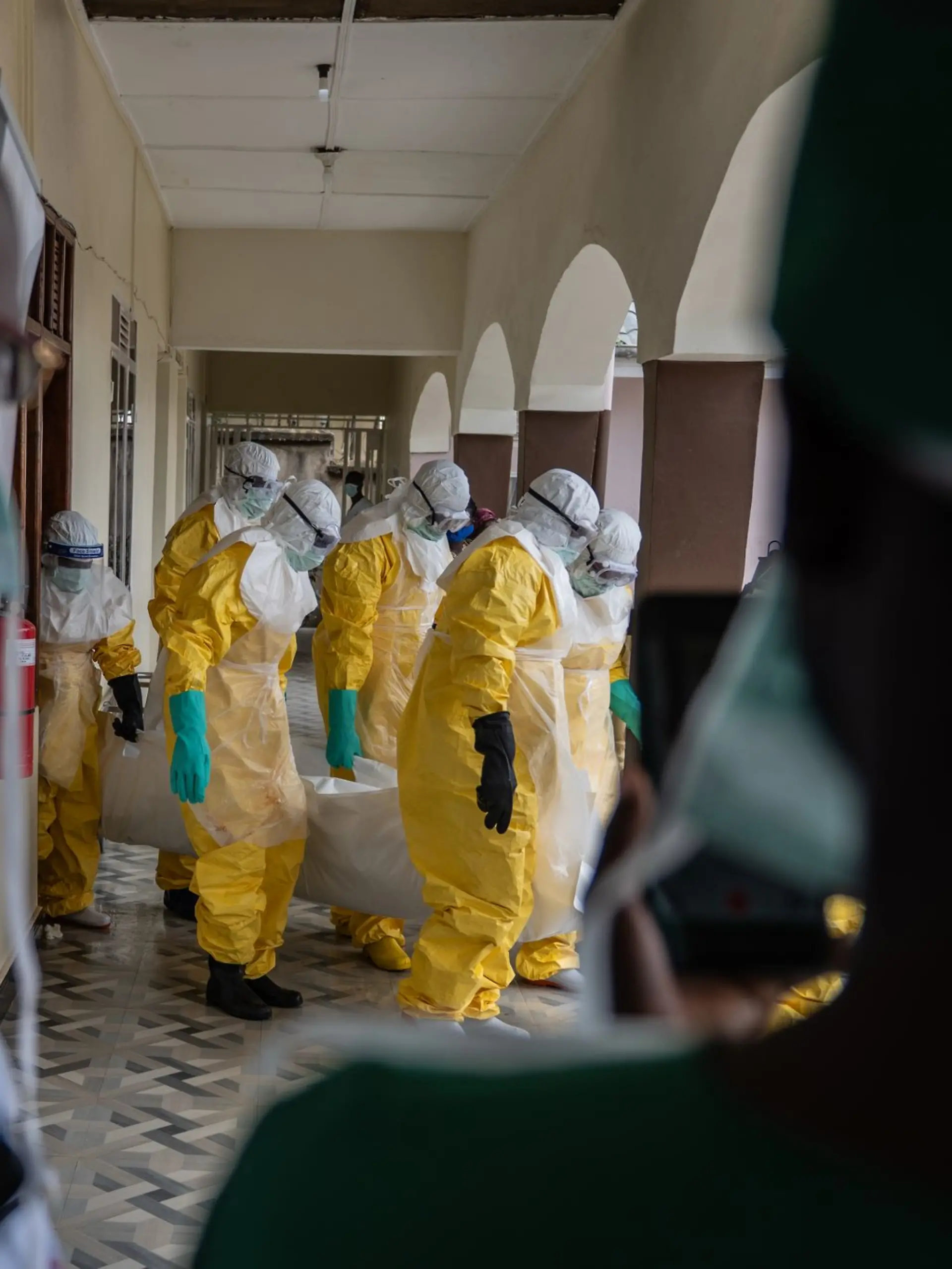 Bild zu: "Bewaffnete entführen mit Ebola infizierte Mutter und Kind (6) aus Krankenhaus"