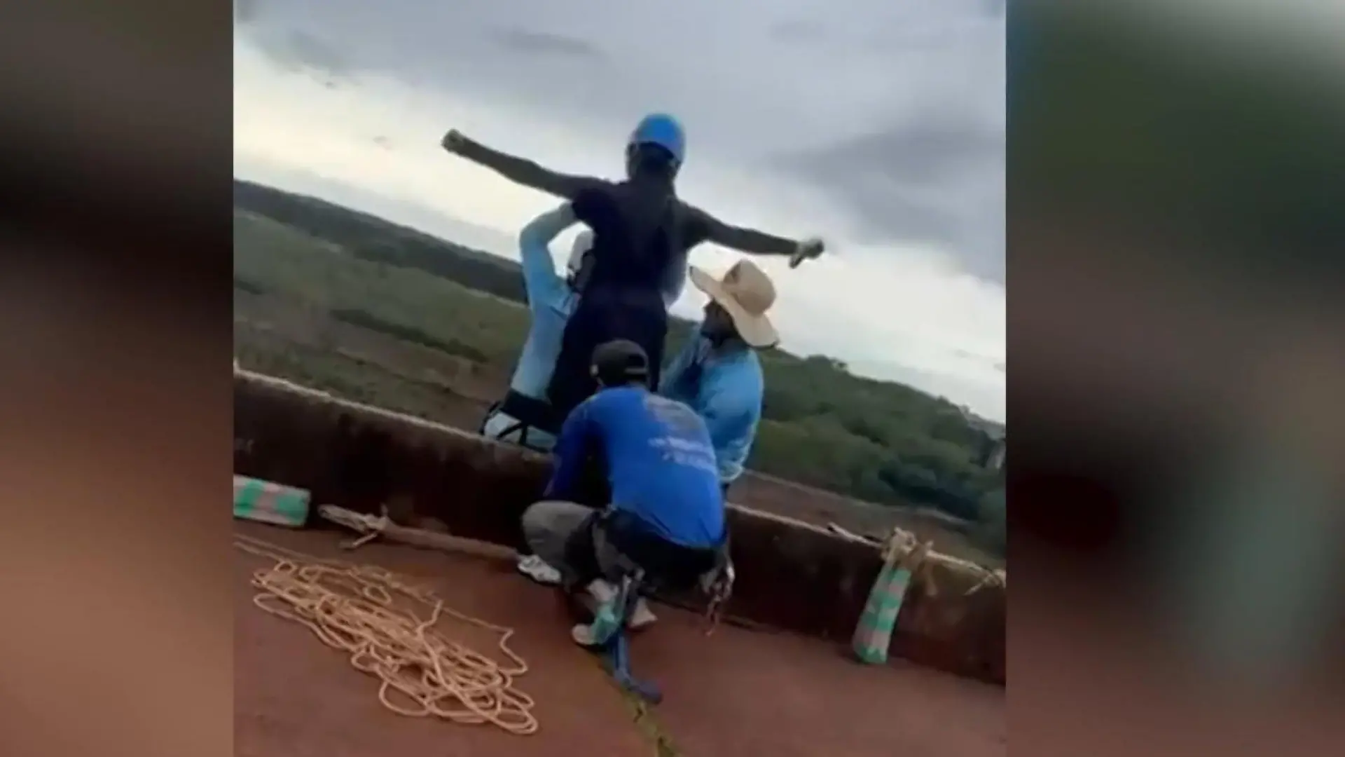 Hier stürzt die 21-jährige Maria ungesichert 40 Meter in die Tiefe.