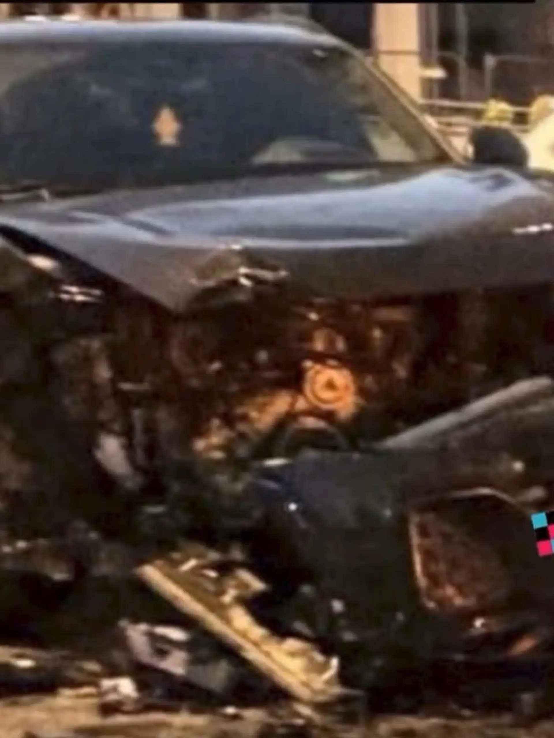 Bild zu: "Pietro Lombardi teilt Schock-Foto nach Unfall – Auto ist ein Totalschaden"