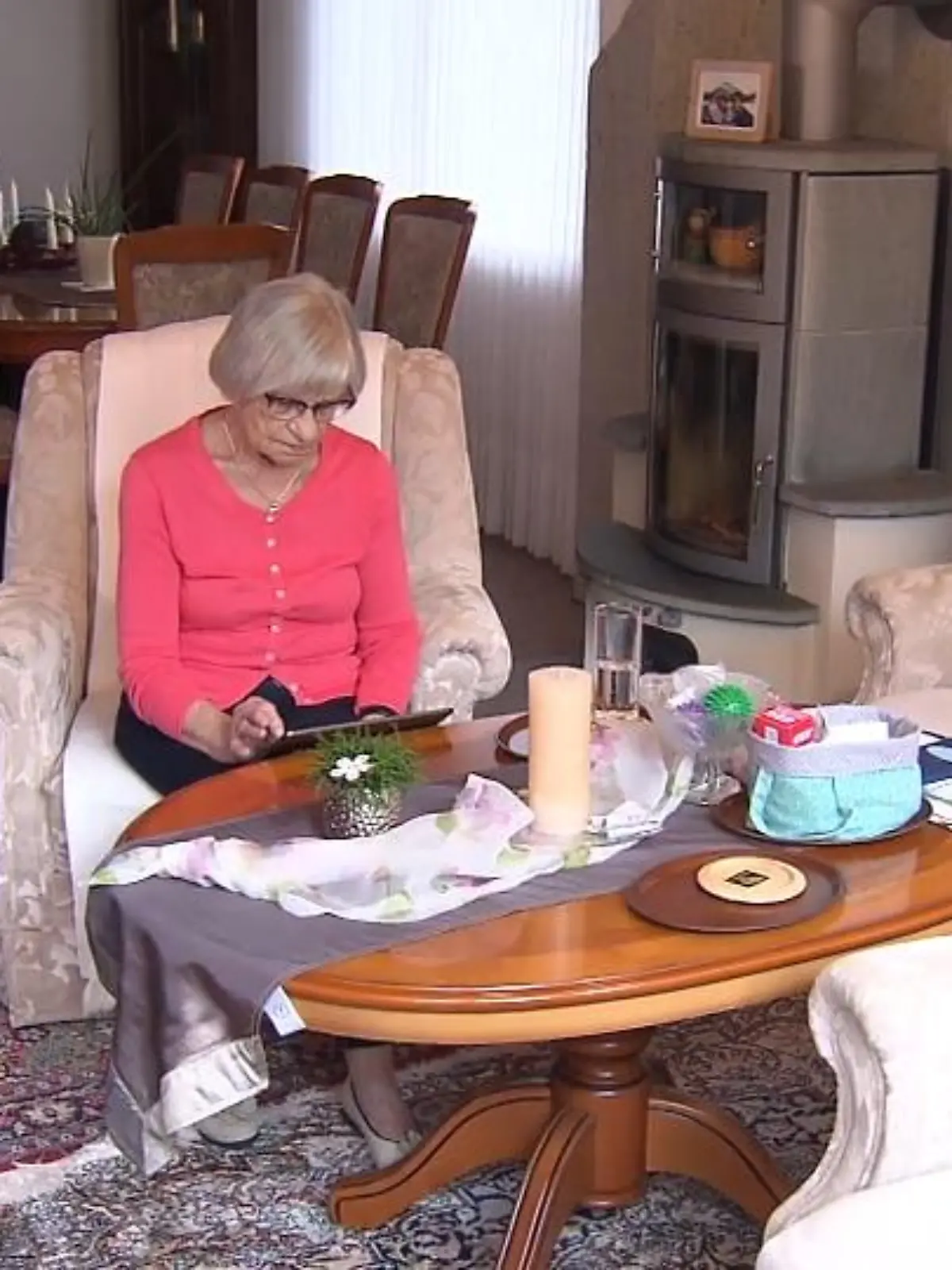 Für gewöhnlich meidet die 84-jährige Elfriede aus Ober-Ramstadt die Nutzung von Smartphones und Tablets. Für sie ist die kleinteilige Technik schlichtweg zu kompliziert. Um ihr trotzdem die enormen Vorzüge des Internets zugänglich zu machen, hat ihr Enkel Sebastian zusammen mit zwei Kollegen das Startup „Lylu“ gegründet und mit der gleichnamigen App eine simple, seniorenfreundliche Bedienung für Smartphones und Tablets entwickelt.