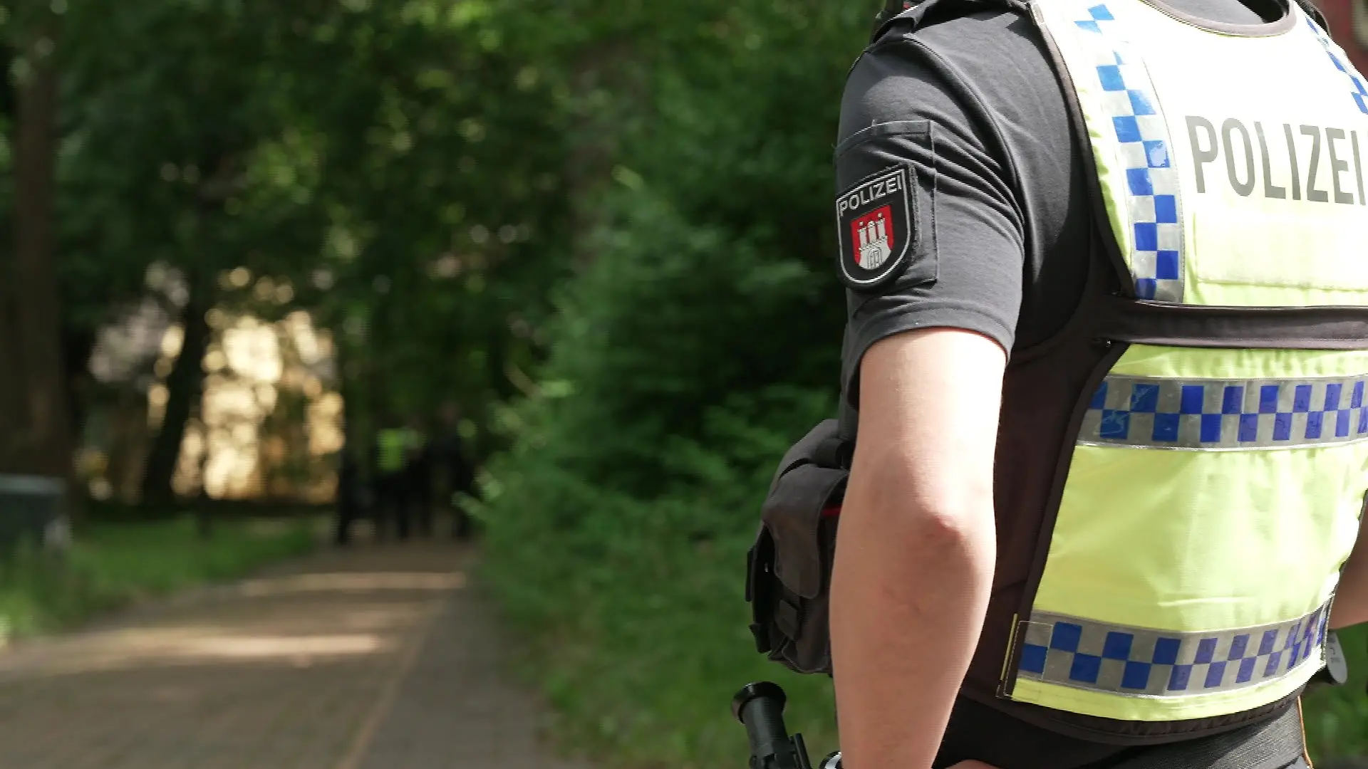 Die Polizei bewacht das gesamte Gelände.