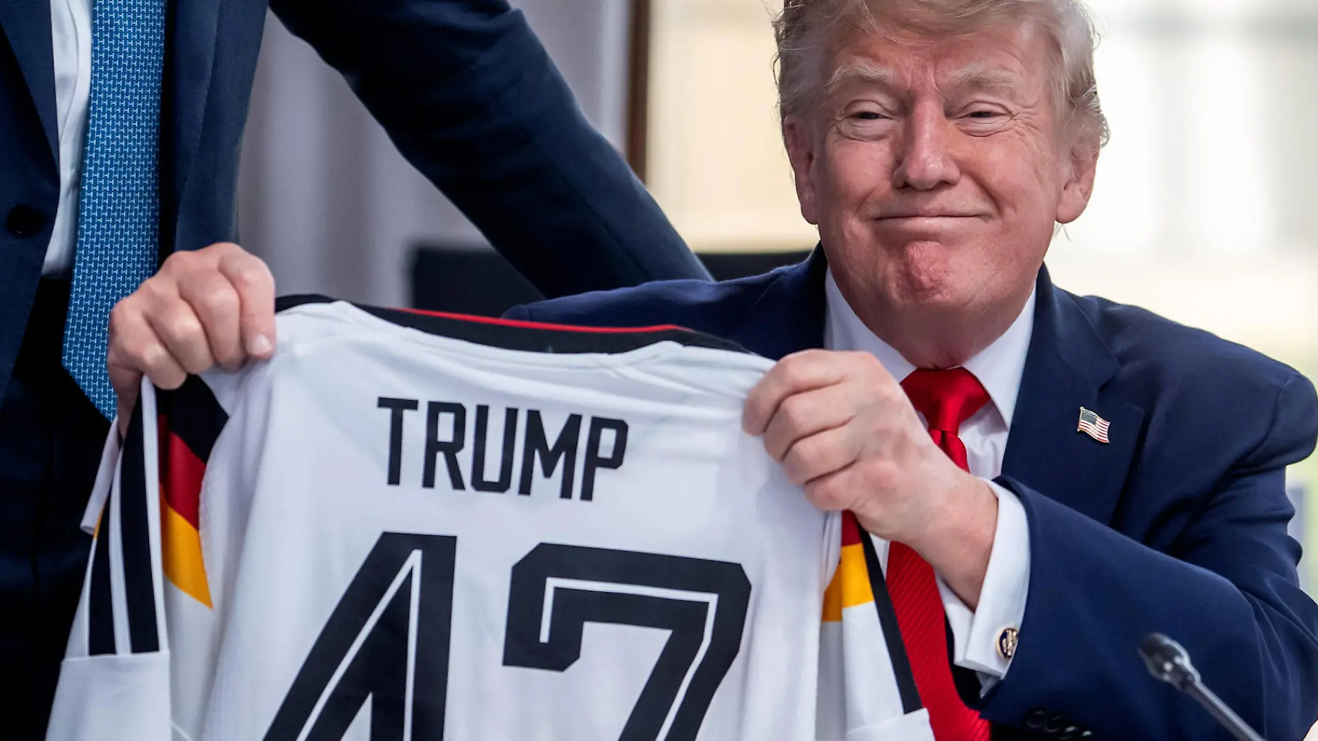 Überraschung für Donald Trump! Merz schenkt US-Präsident unser Trikot Zum 80. Geburtstag