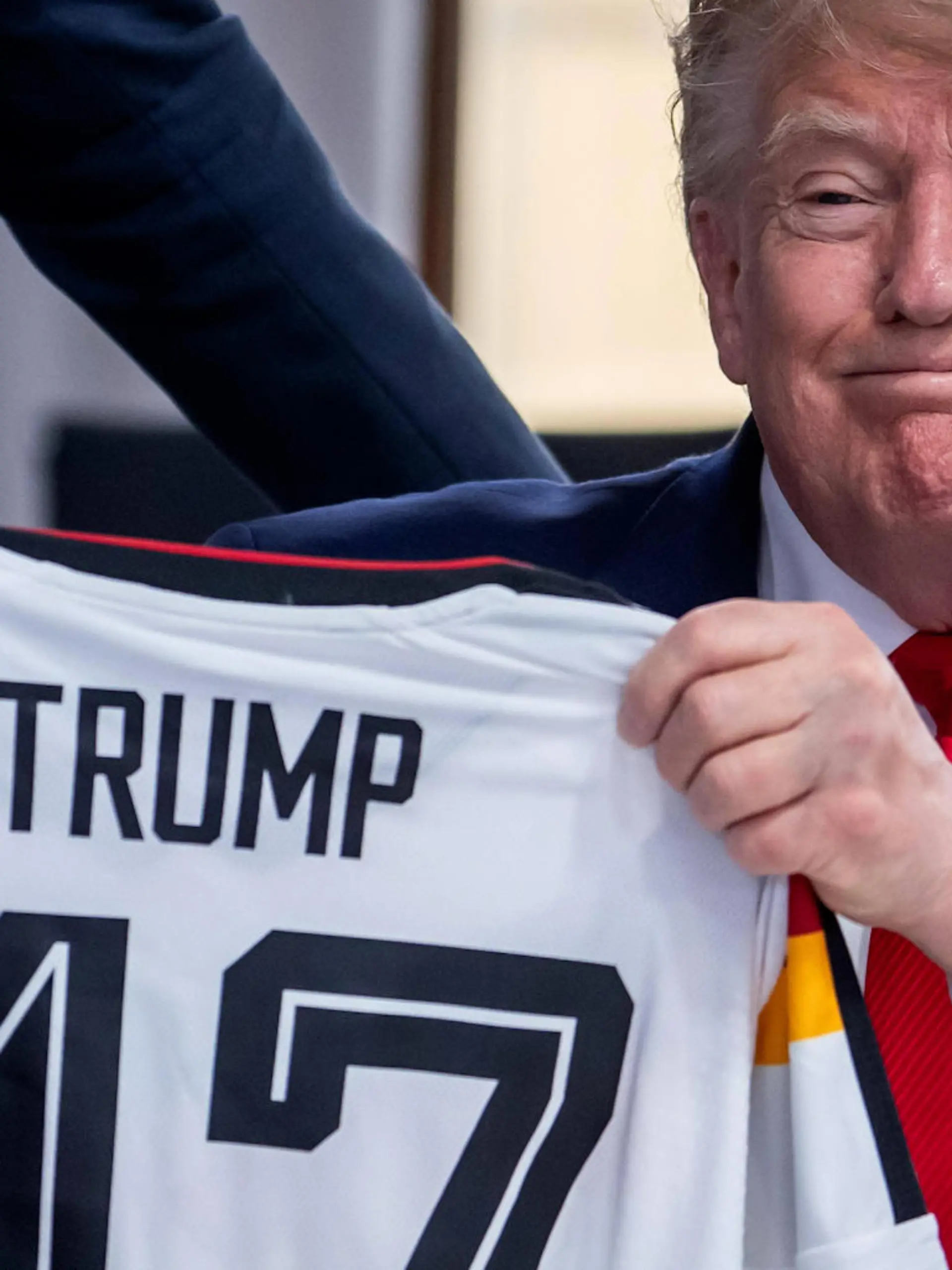 Bild zu: "Überraschung für Donald Trump! Merz schenkt US-Präsident unser Trikot"