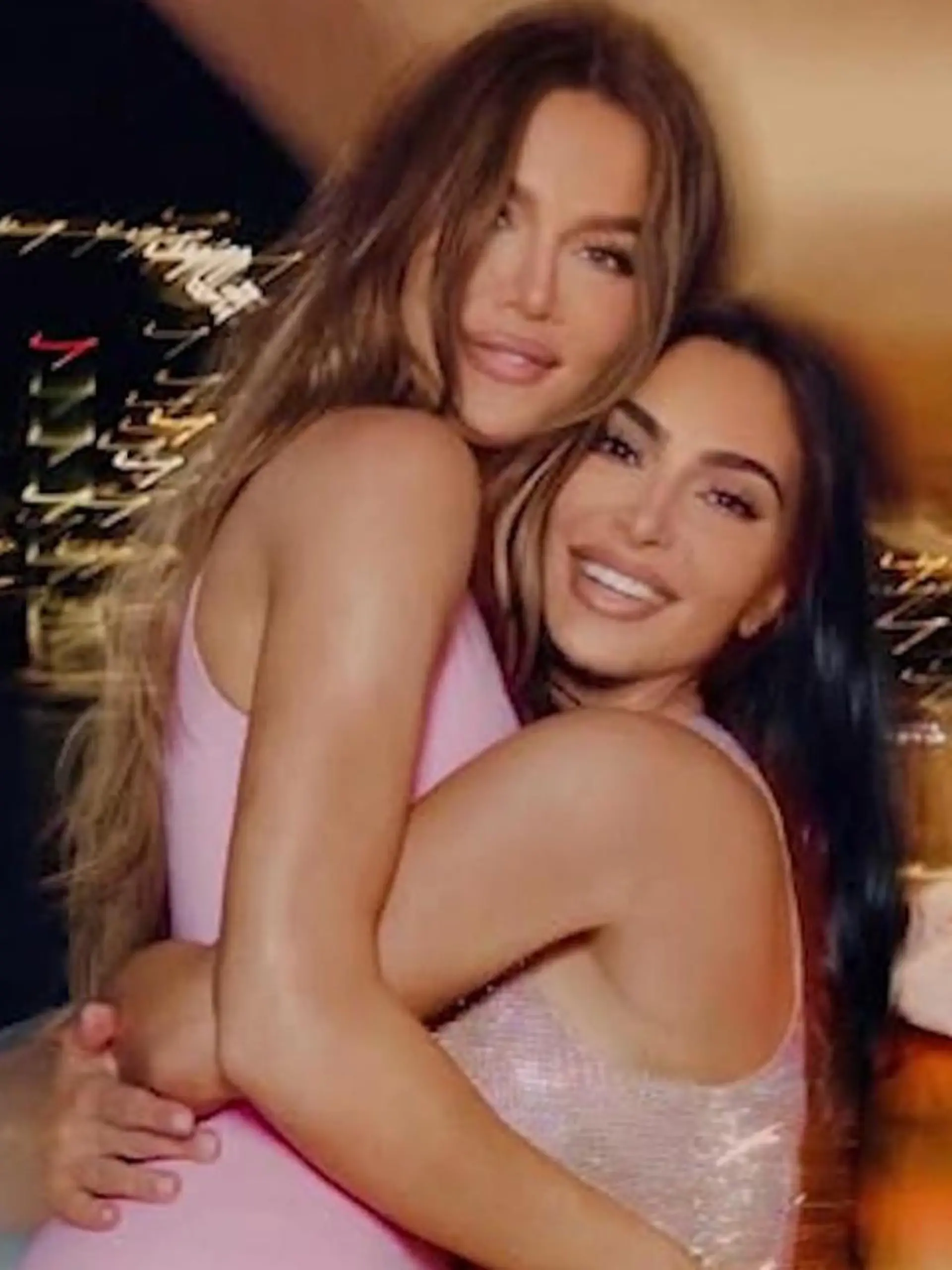Bild zu: "Wildes Kardashian-Wochenende! Schwestern ziehen alle Blicke auf sich – mit XXL-Ausschnitt"