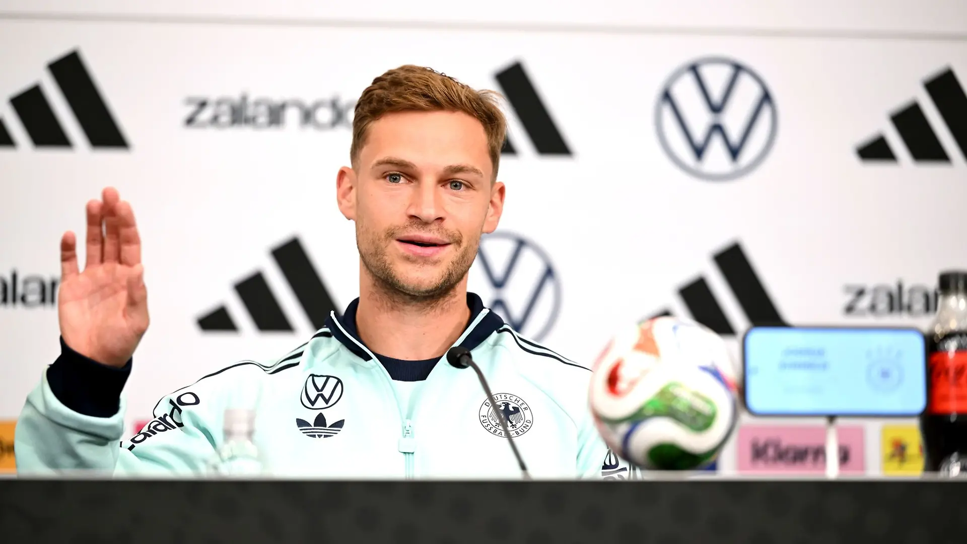 Joshua Kimmich kann die Kritik an Leroy Sané nicht verstehen.