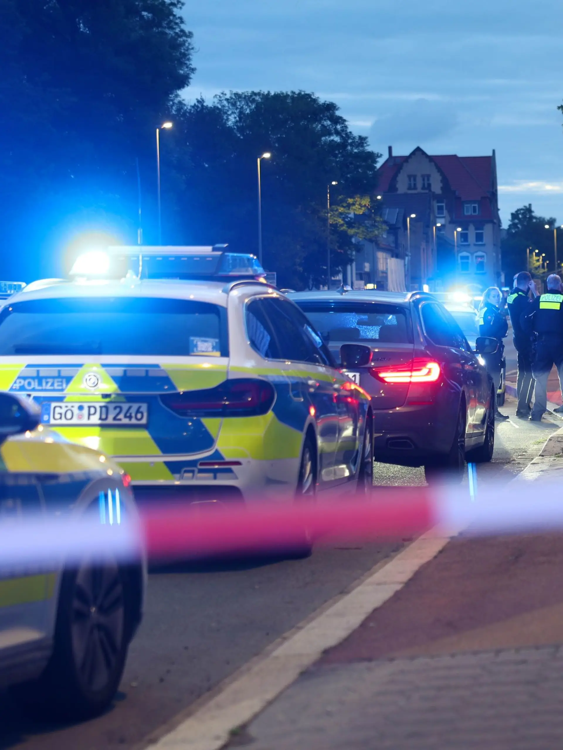 Bild zu: "Großeinsatz in Velten! Schwer bewaffnete Polizisten riegeln Straßen ab"