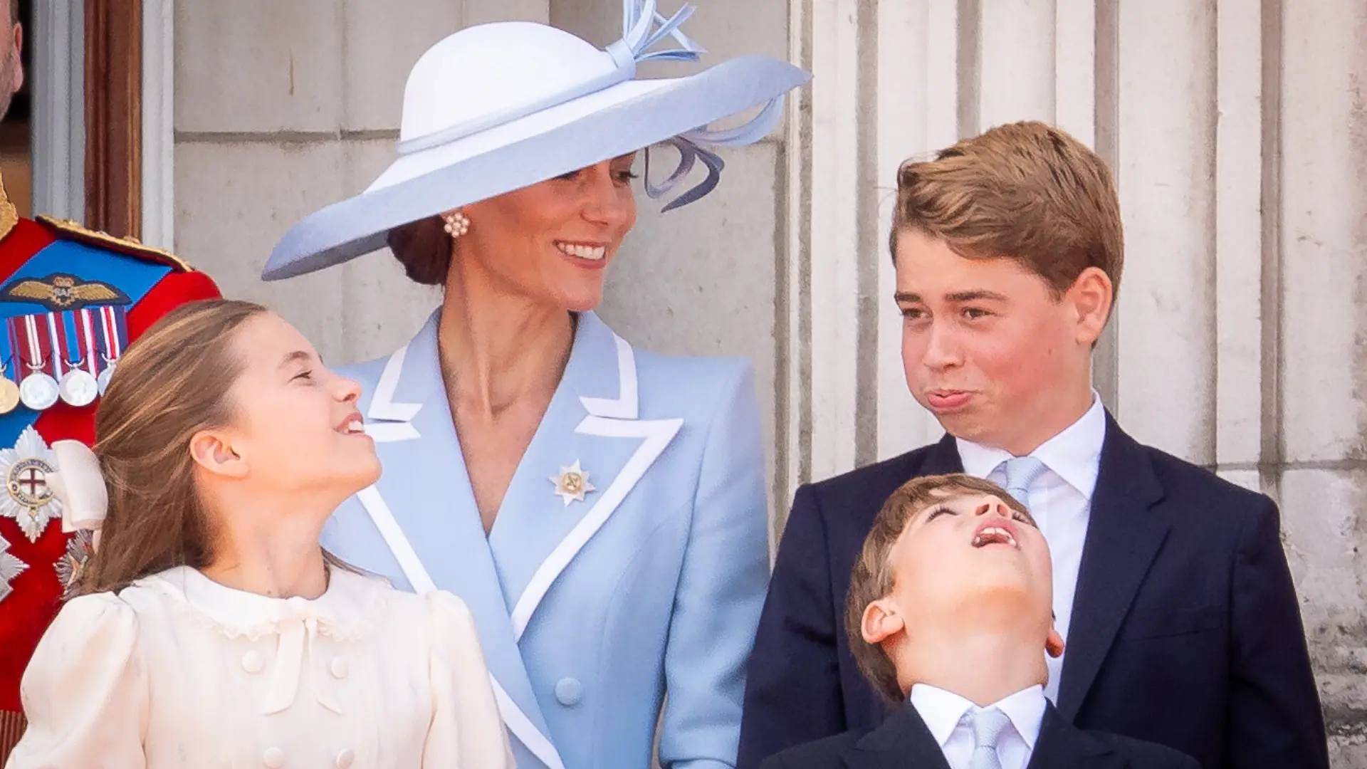 Prinzessin Charlotte, Kate, die Prinzessin von Wales, Prinz George und Prinz Louis - auf dem Balkon des Buckingham Palace in London, um den Flugüberflug im Anschluss an die "Trooping the Colour"-Zeremonie im Zentrum Londons zu verfolgen, während König Charles III. seinen offiziellen Geburtstag feiert. +++ dpa-Bildfunk +++