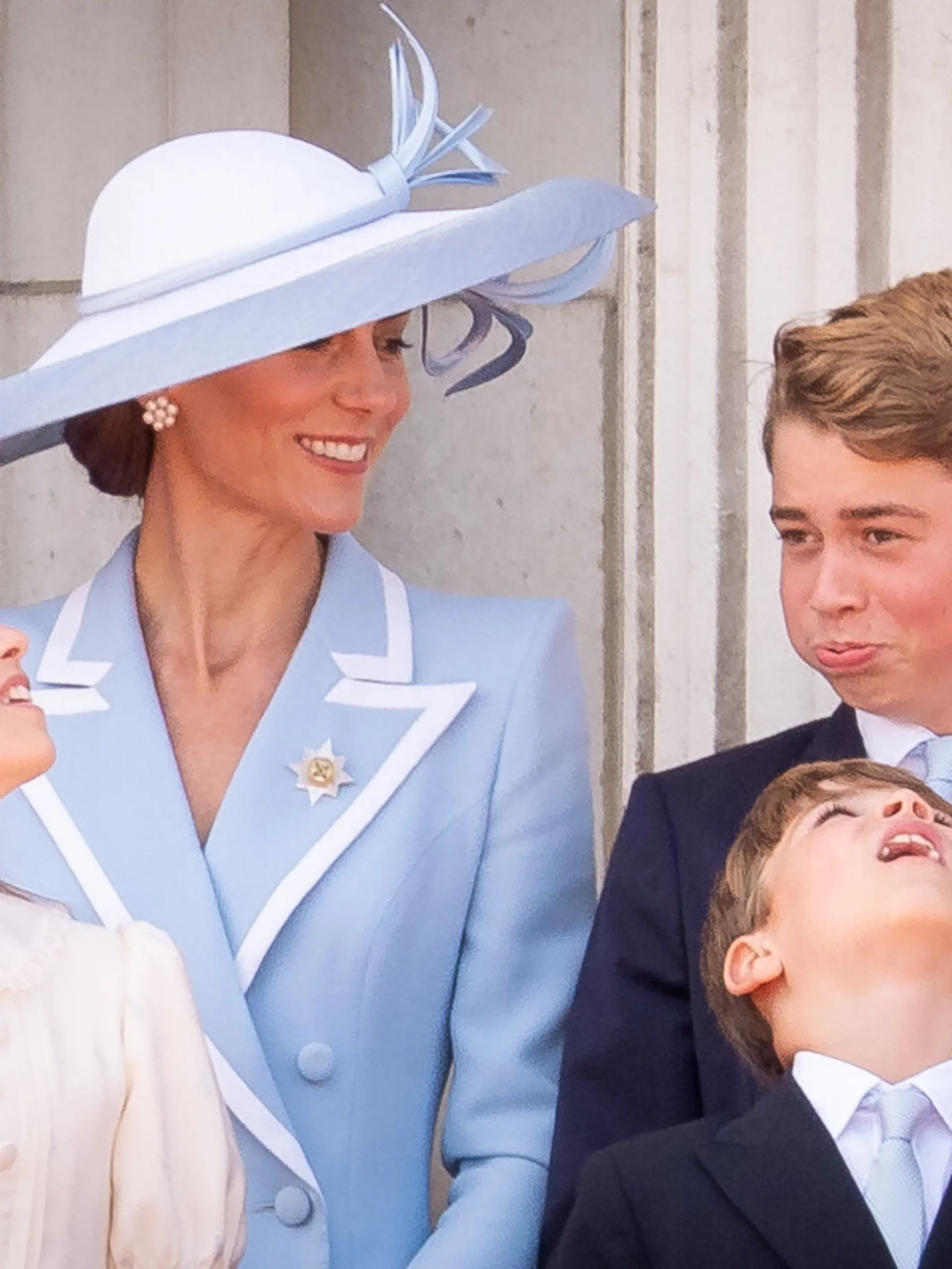 Prinzessin Charlotte, Kate, die Prinzessin von Wales, Prinz George und Prinz Louis - auf dem Balkon des Buckingham Palace in London, um den Flugüberflug im Anschluss an die "Trooping the Colour"-Zeremonie im Zentrum Londons zu verfolgen, während König Charles III. seinen offiziellen Geburtstag feiert. +++ dpa-Bildfunk +++
