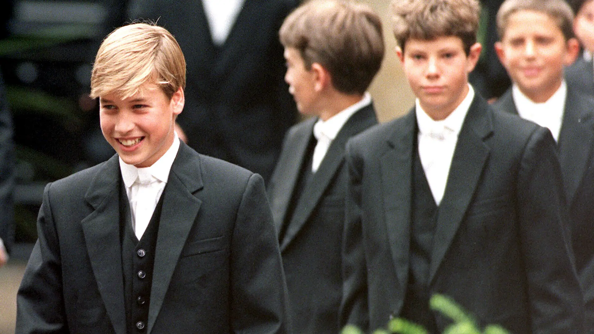 Prinz William (heute Prinz von Wales) führt seine Klassenkameraden an seinem ersten Tag an der Eton School zum Unterricht. Prinz George wird ab Herbst das Eton College besuchen und damit in die Fußstapfen seines Vaters, des Prinzen von Wales, treten, teilte Kensington Palace mit. +++ dpa-Bildfunk +++