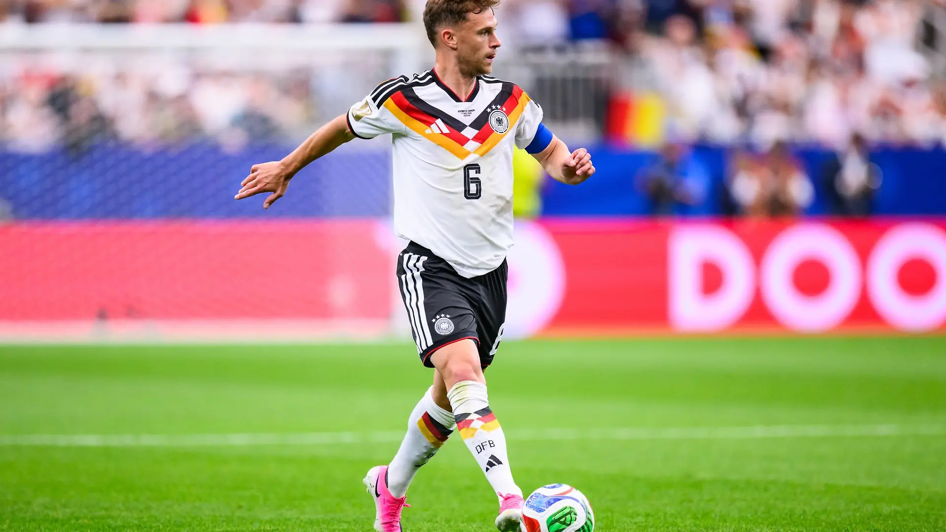 Wie seine Kollegen trägt der DFB-Kapitän pink - das neueste Modell seines Ausrüsters.