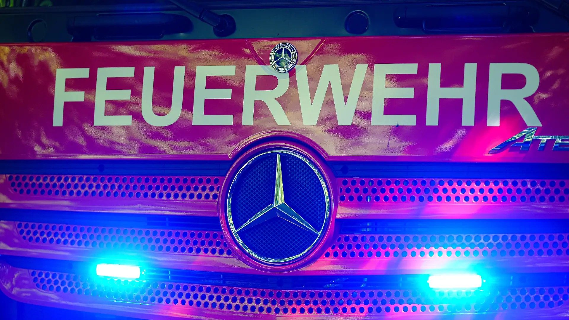 Aufschrift "Feuerwehr" auf Feuerwehrauto, mit Blaulicht Symbolfoto: Blaulicht, 16.06.2026 Foto: Eibner-Pressefoto/Marcel von Fehrn