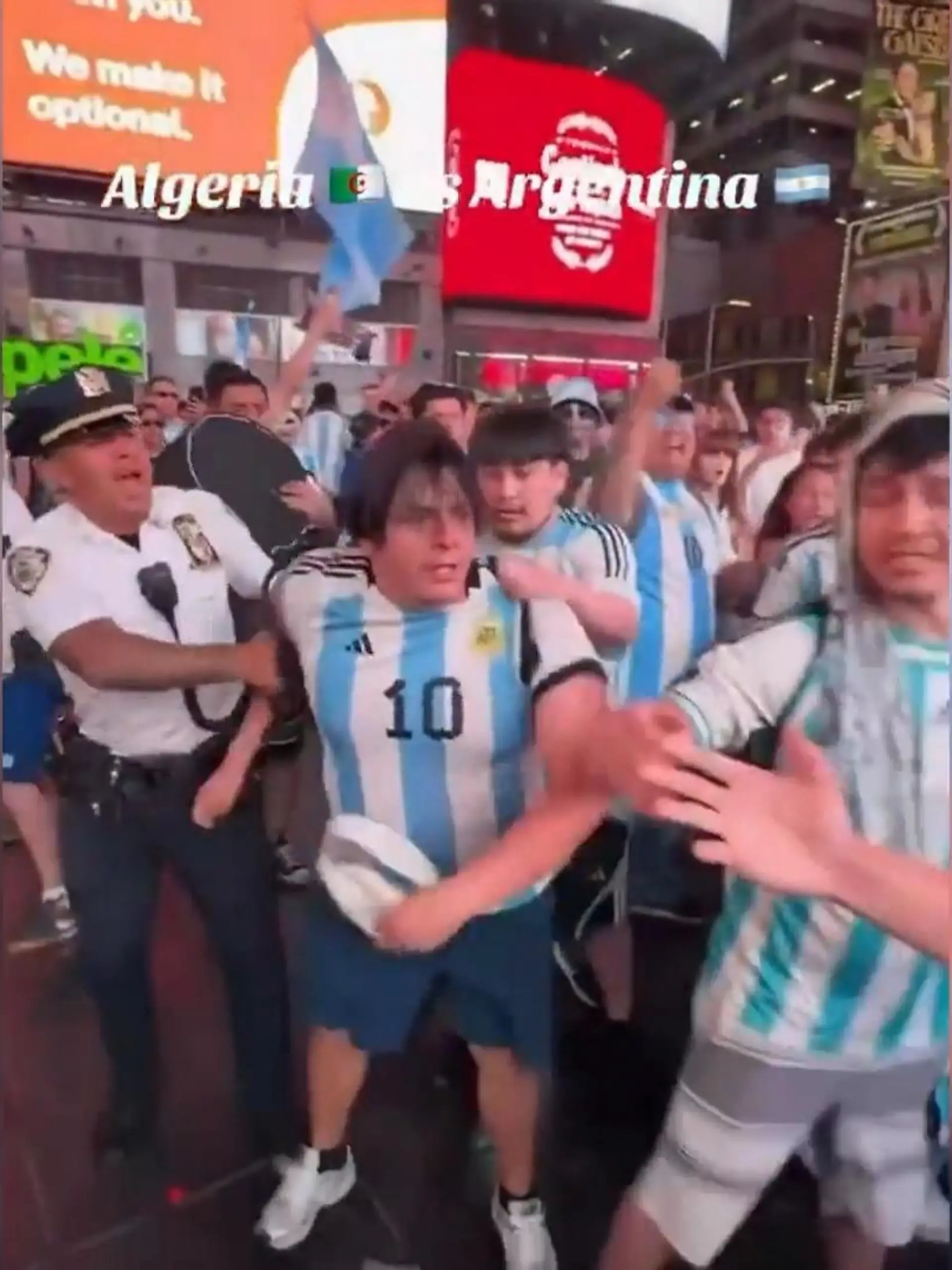Bild zu: "Plötzlich eskaliert alles: Massenschlägerei zwischen Fans von Argentinien und Algerien"