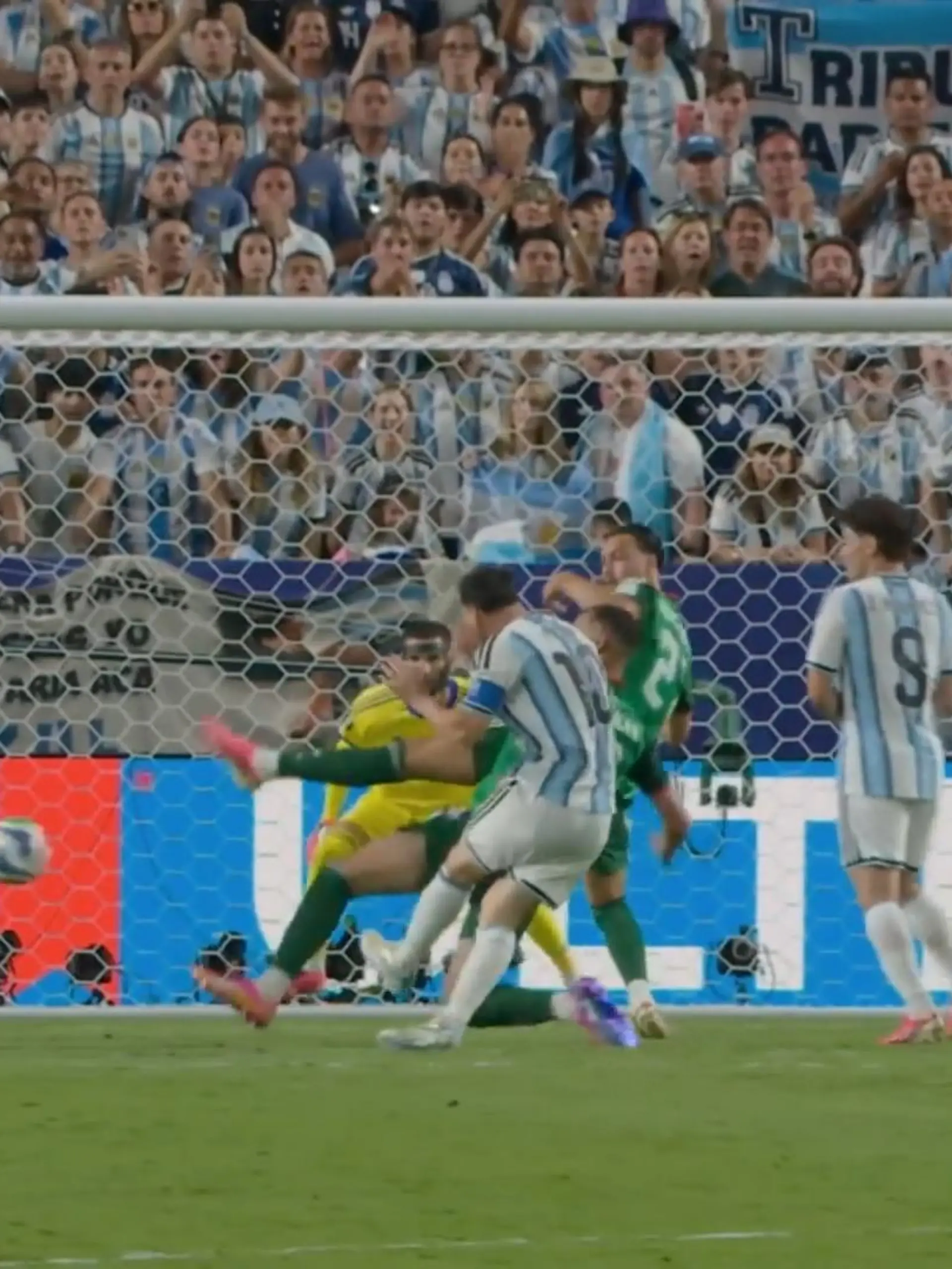 Bild zu: "HIER wird Messi so gut wie Klose"