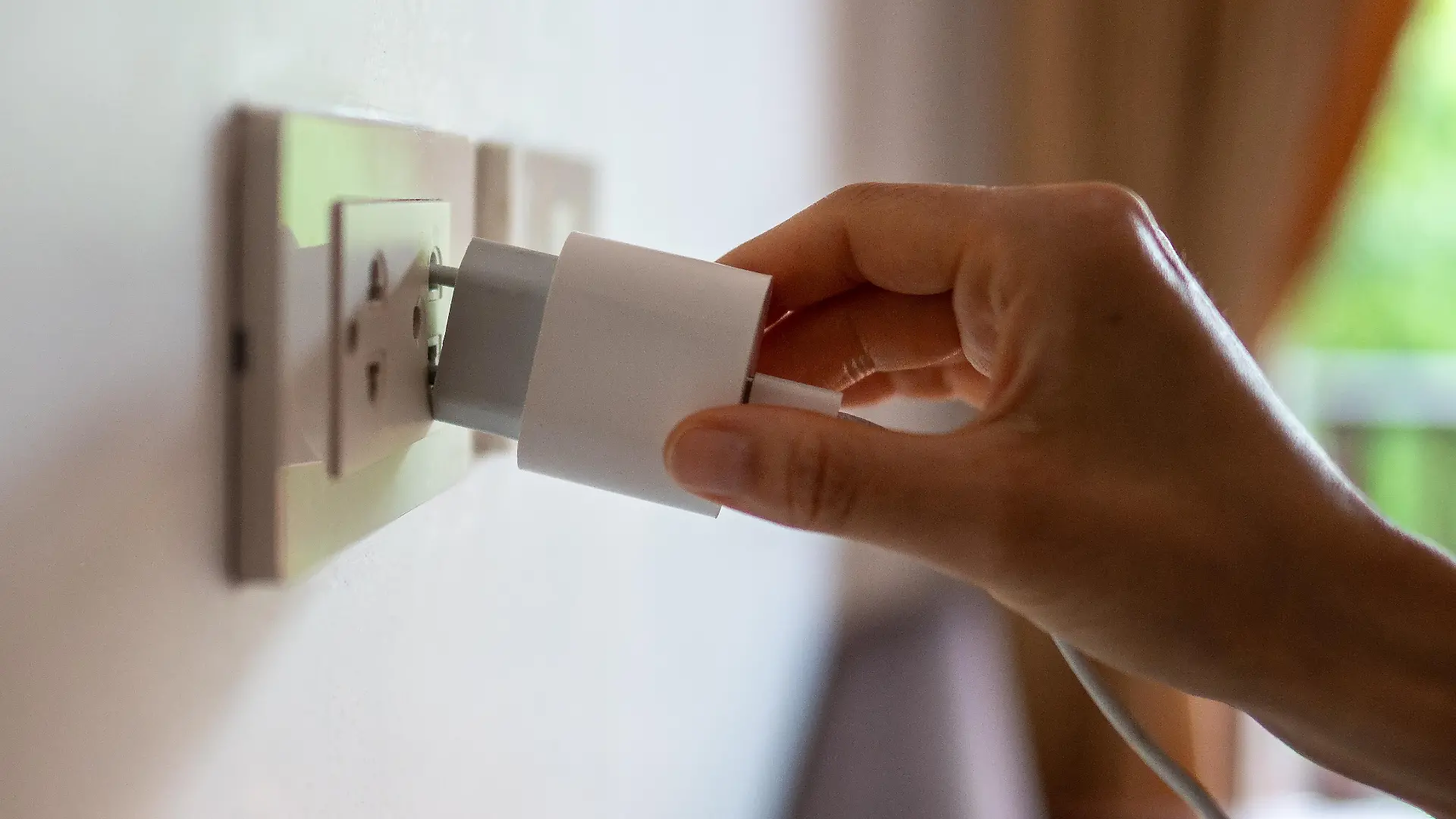 Nehmt euch vor der Abreise die Zeit, alle Steckdosen zu kontrollieren. Vor dem Urlaub sollten die meisten Stecker nämlich gezogen werden.