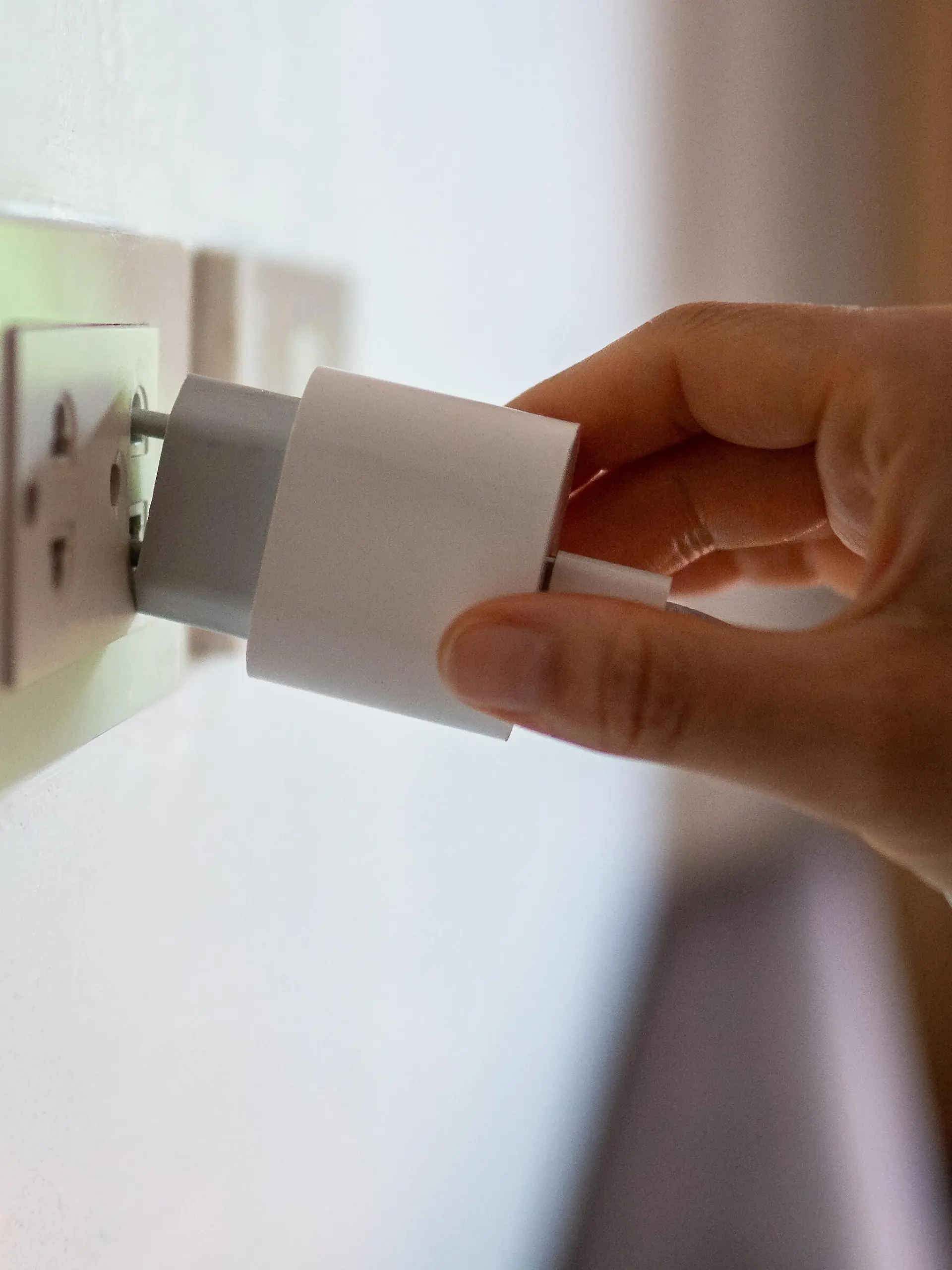 Nehmt euch vor der Abreise die Zeit, alle Steckdosen zu kontrollieren. Vor dem Urlaub sollten die meisten Stecker nämlich gezogen werden.