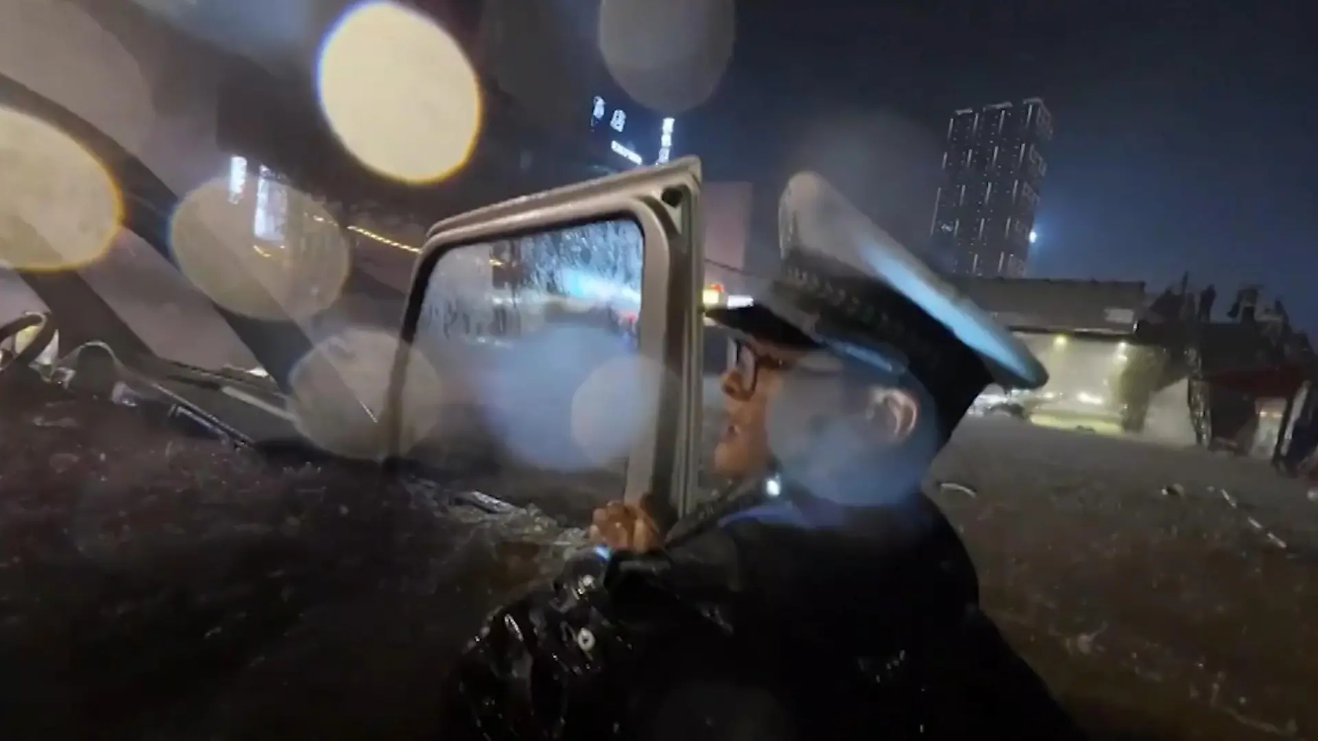 Autofahrer von Wassermassen eingeschlossen! Polizisten kämpfen sich durch Fluten Überschwemmungen in China