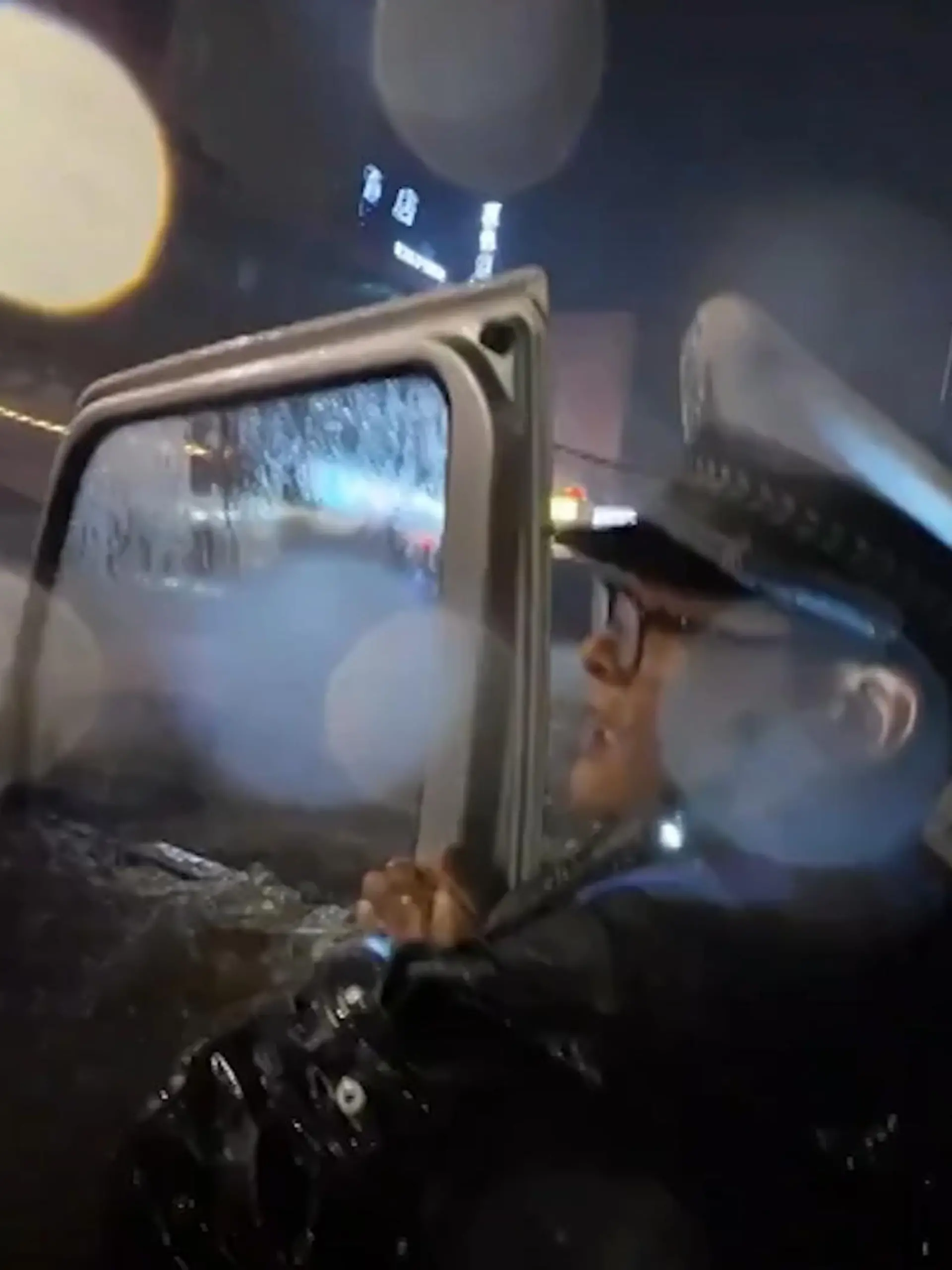 Bild zu: "Autofahrer von Wassermassen eingeschlossen! Polizisten kämpfen sich durch Fluten"