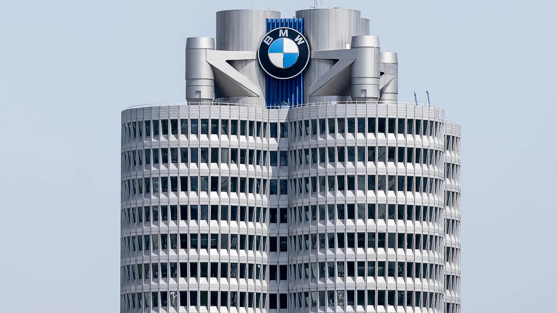Der Hauptsitz der Bayerischen Motoren Werke BMW am Petuelring Themenbild Muenchen, Sightseeing und Wirtschaft, 24.05.2026 Foto: HMB Media/Heike Feiner