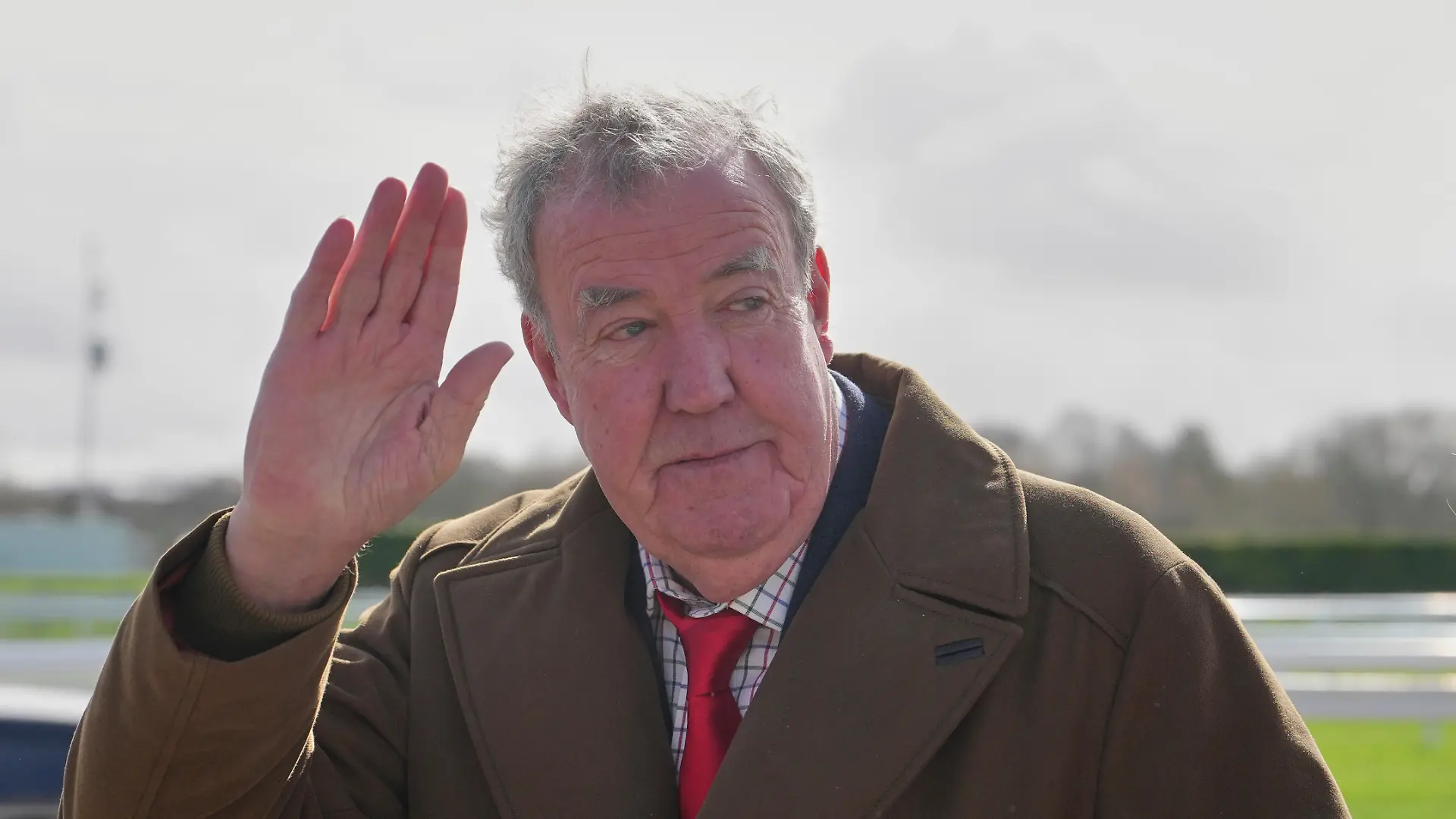 Jeremy Clarkson winkt.jpg