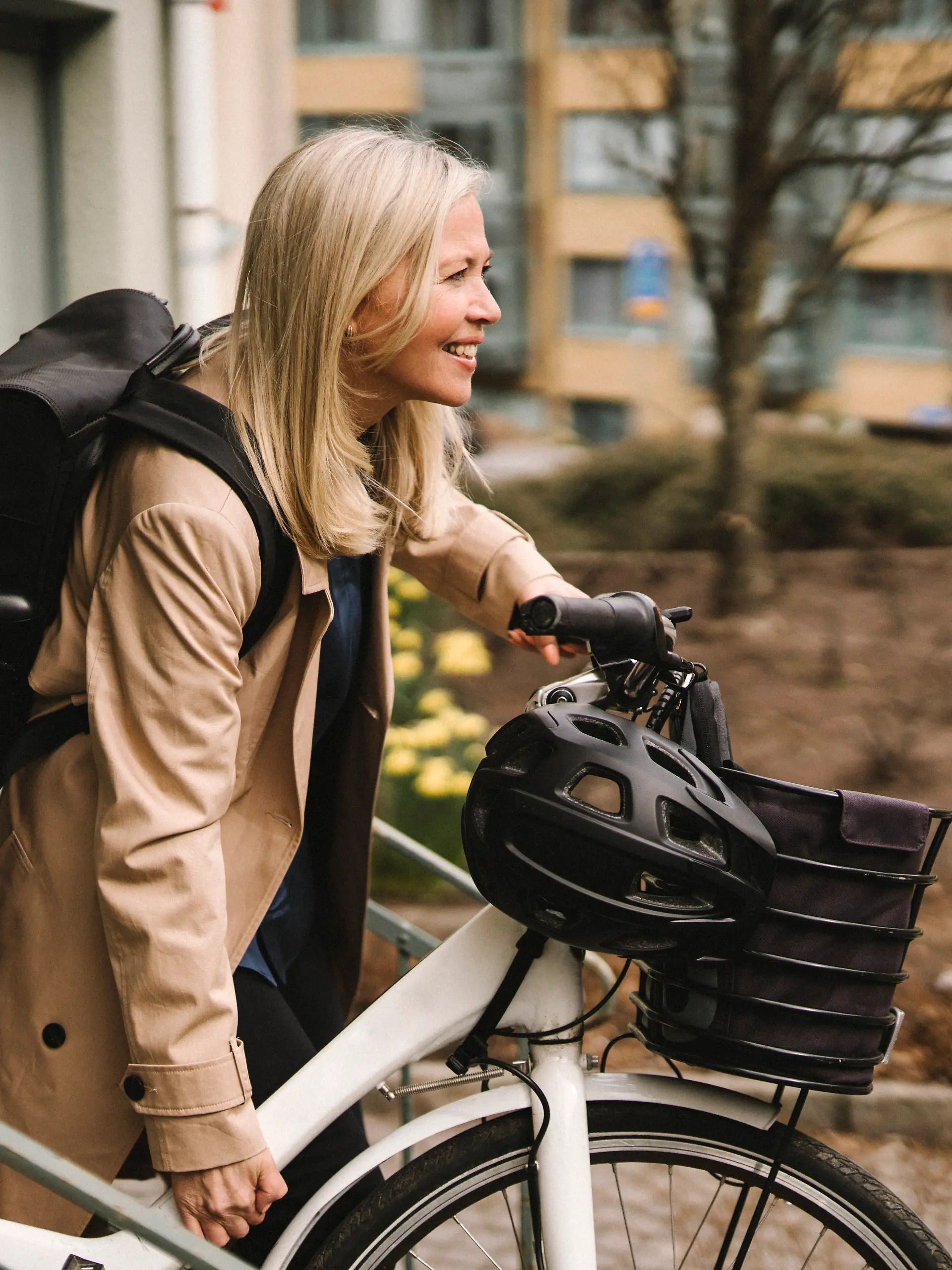 Frau mit E-Bike in der Stadt