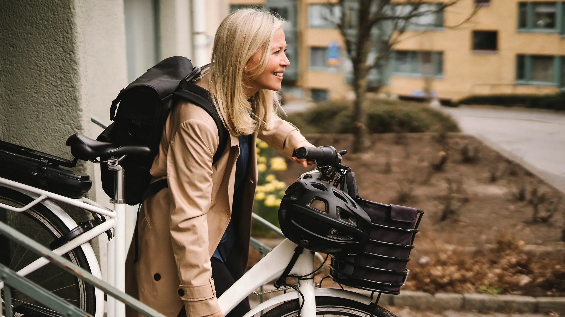 Frau mit E-Bike in der Stadt