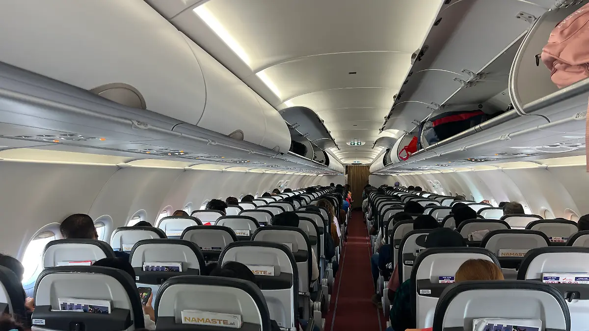 Flugzeugmodus mal anders: Wenn der Sitznachbar zur fliegenden Toilette wird! (Symbolbild)
