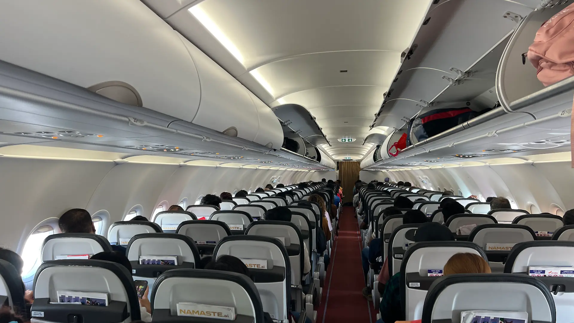 Flugzeugmodus mal anders: Wenn der Sitznachbar zur fliegenden Toilette wird! (Symbolbild)