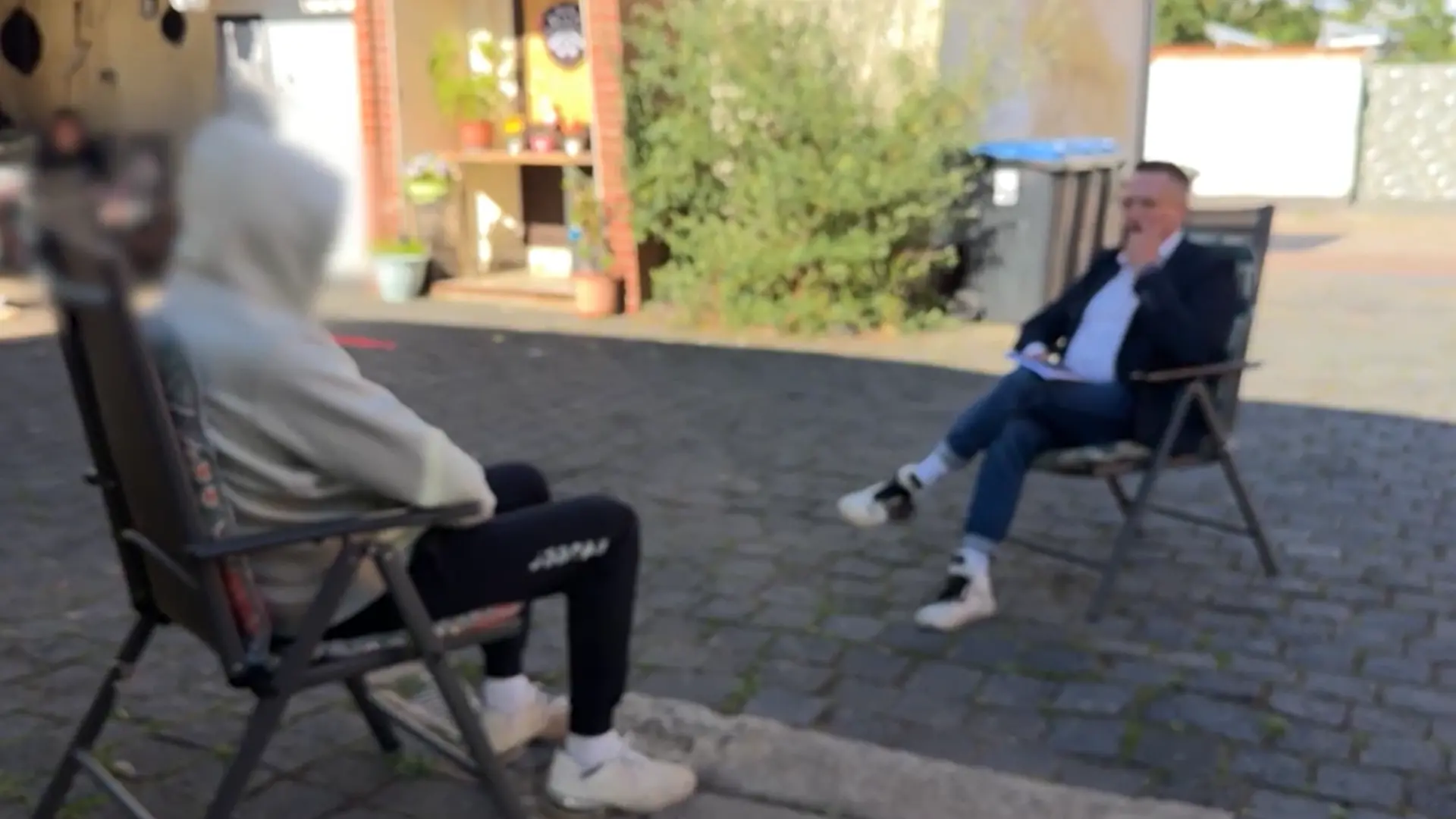 Ein Nachbar ist dabei, als die Familie ins Krankenhaus fährt