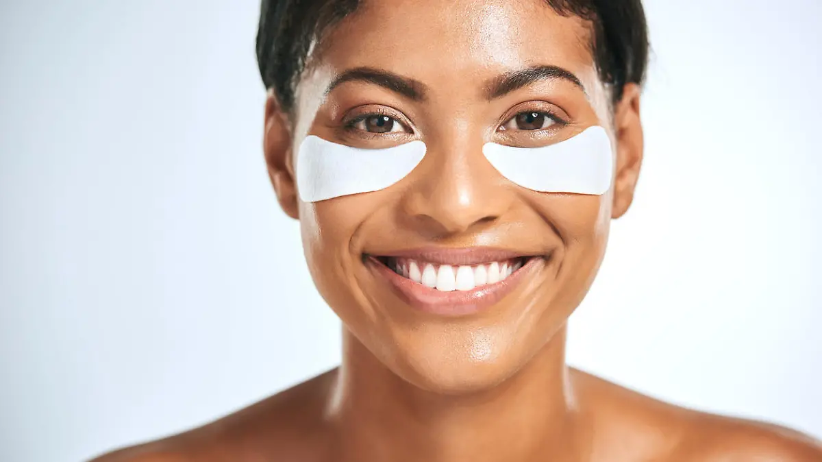 Frau trägt Eye Pads gegen Falten