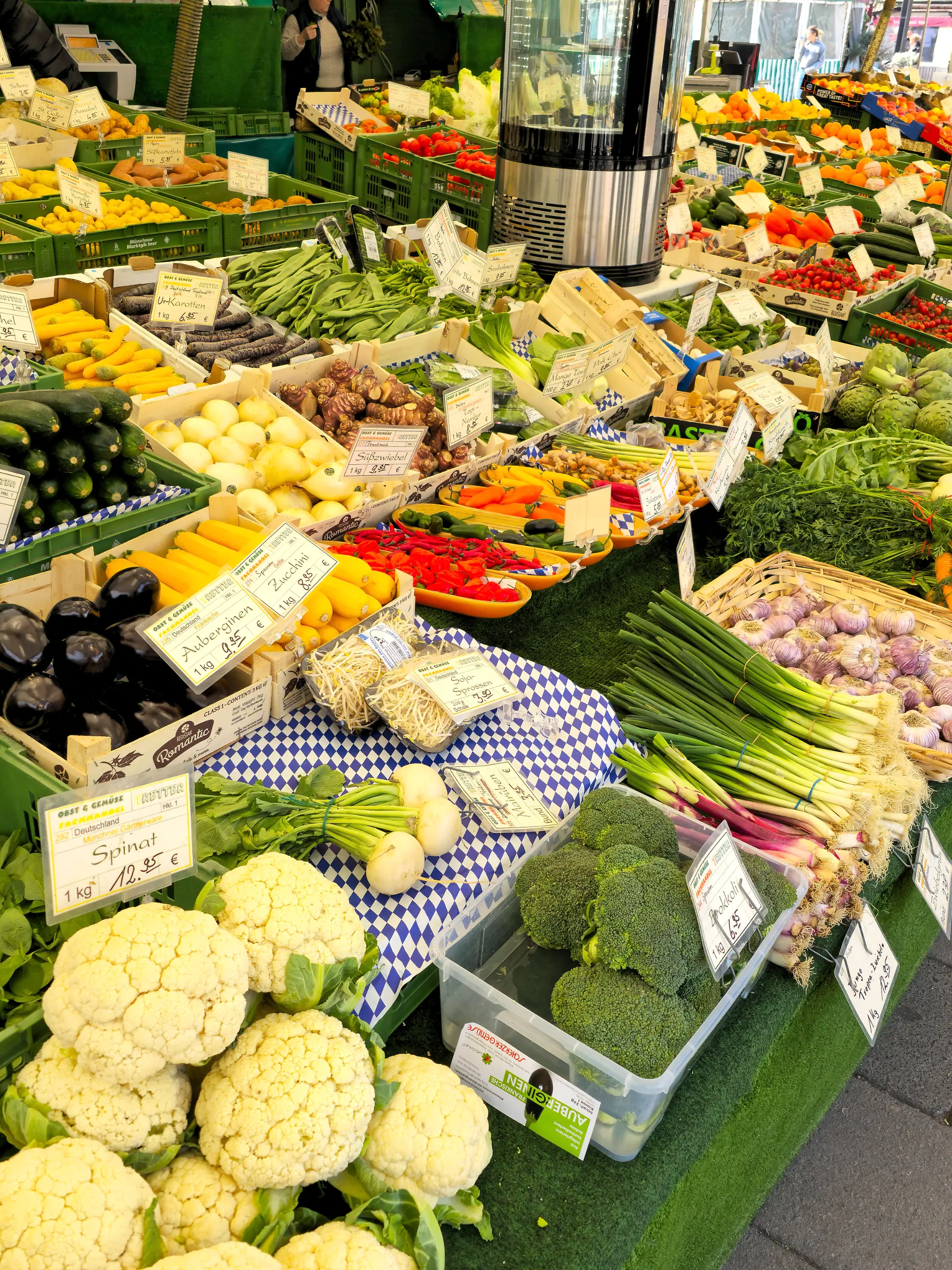 Die Auslage von einem Obst- und Gemüsehändler auf dem Viktualienmarkt in München mit frischer Ware - NUR FÜR REDAKTIONELLE VERWENDUNG -