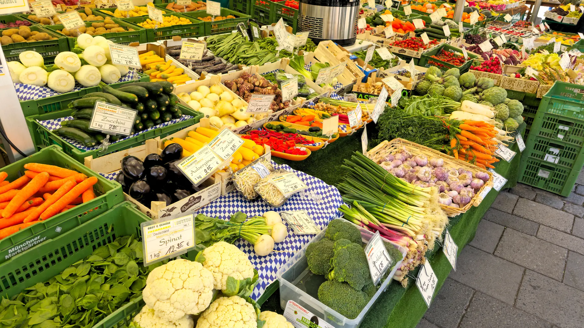 Die Auslage von einem Obst- und Gemüsehändler auf dem Viktualienmarkt in München mit frischer Ware - NUR FÜR REDAKTIONELLE VERWENDUNG -