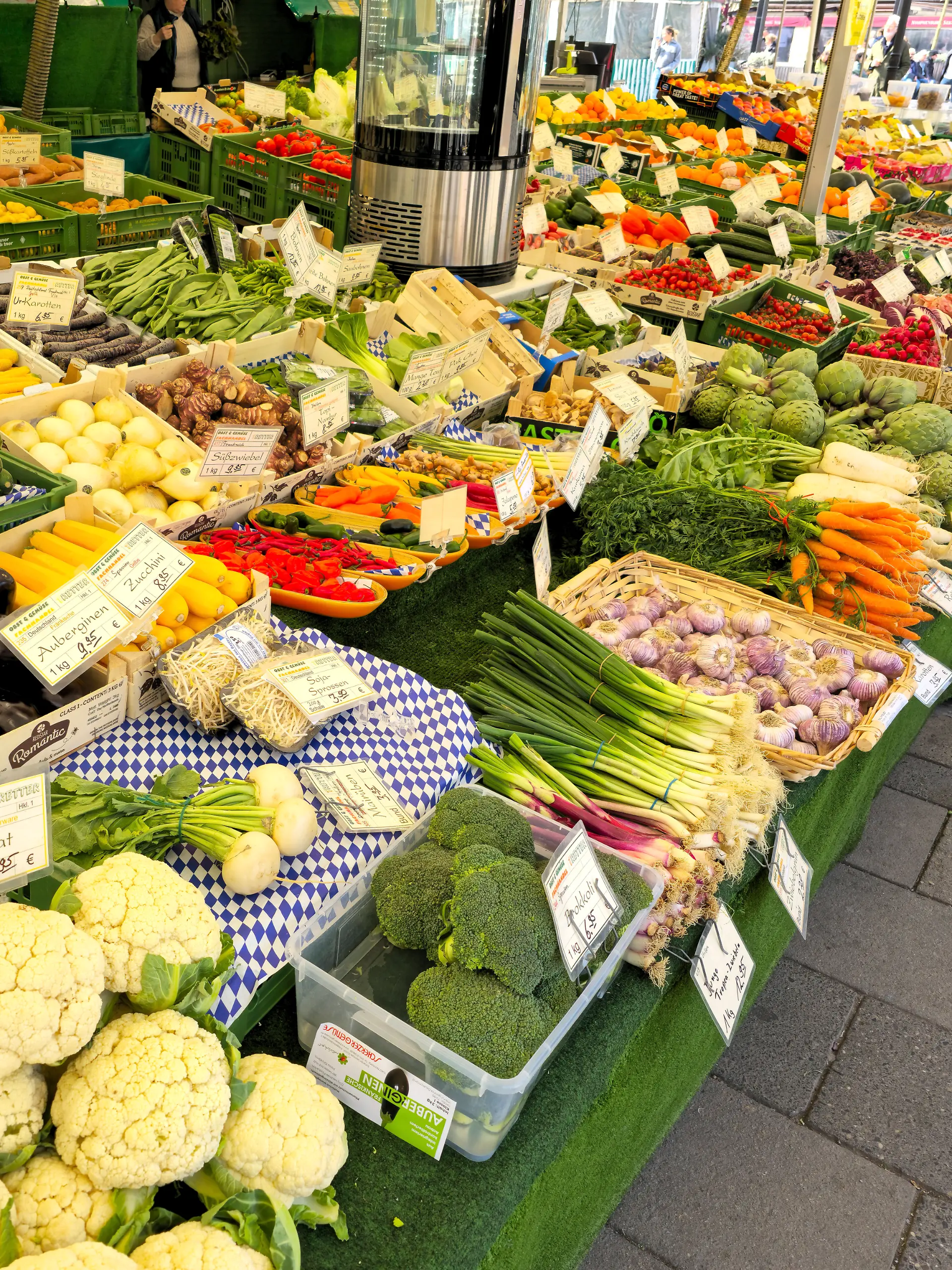 Die Auslage von einem Obst- und Gemüsehändler auf dem Viktualienmarkt in München mit frischer Ware - NUR FÜR REDAKTIONELLE VERWENDUNG -