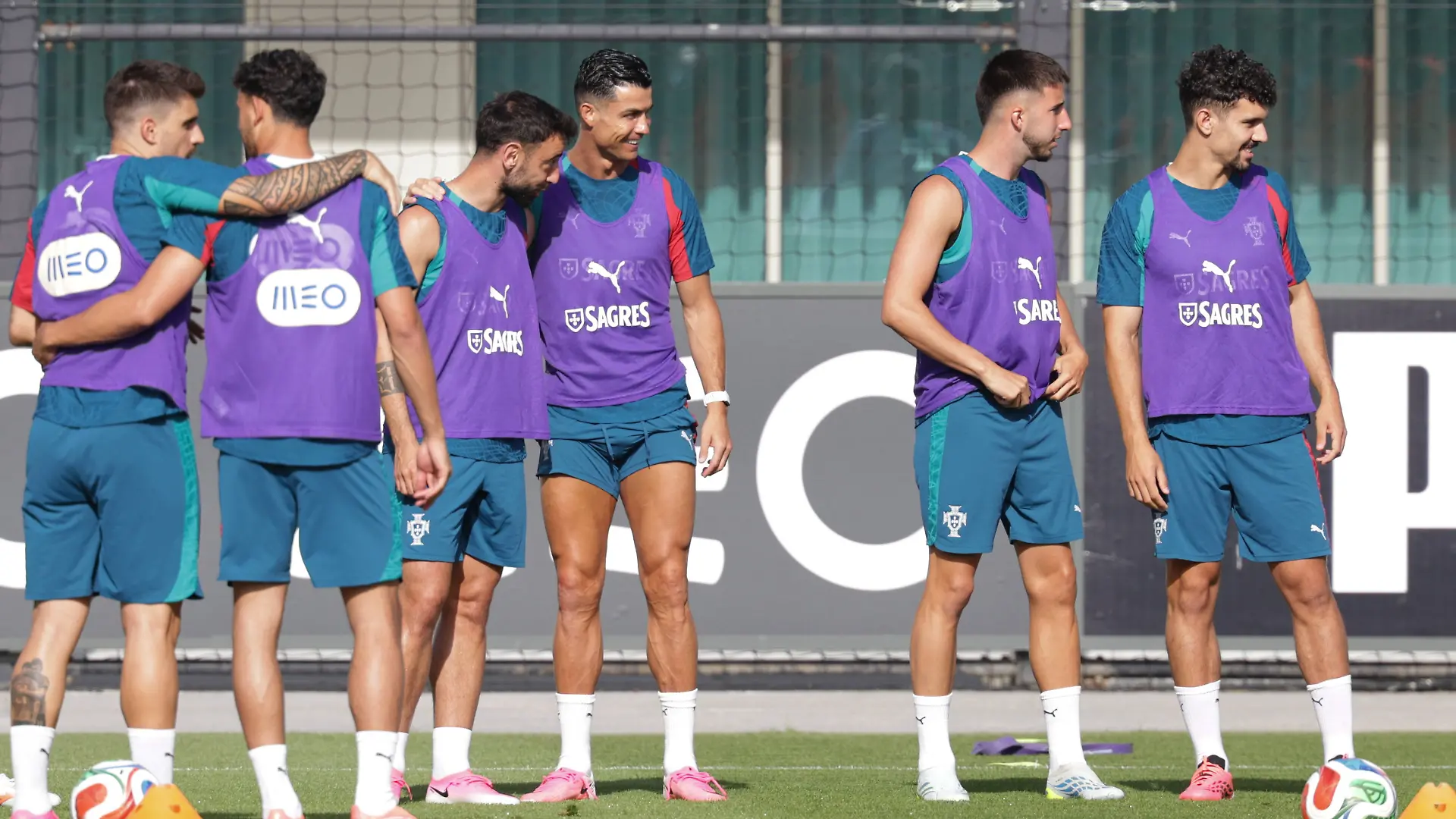 Training of the Portuguese national football team in the football city of Oeiras - Portugal, June 3, 2026, in Alges, Portugal. Bruno Fernandes Portugal ,8 , Cristiano Ronaldo Portugal ,7 , Goncalo Inacio Portugal ,14 , Tomas Araujo Portugal , *** Training of the Portuguese national football team in the football city of Oeiras Portugal, June 3, 2026, in Alges, Portugal Bruno Fernandes Portugal ,8 , Cristiano Ronaldo Portugal ,7 , Goncalo Inacio Portugal ,14 , Tomas Araujo Portugal , Copyright: HMBxMedia/FernandoxSoares