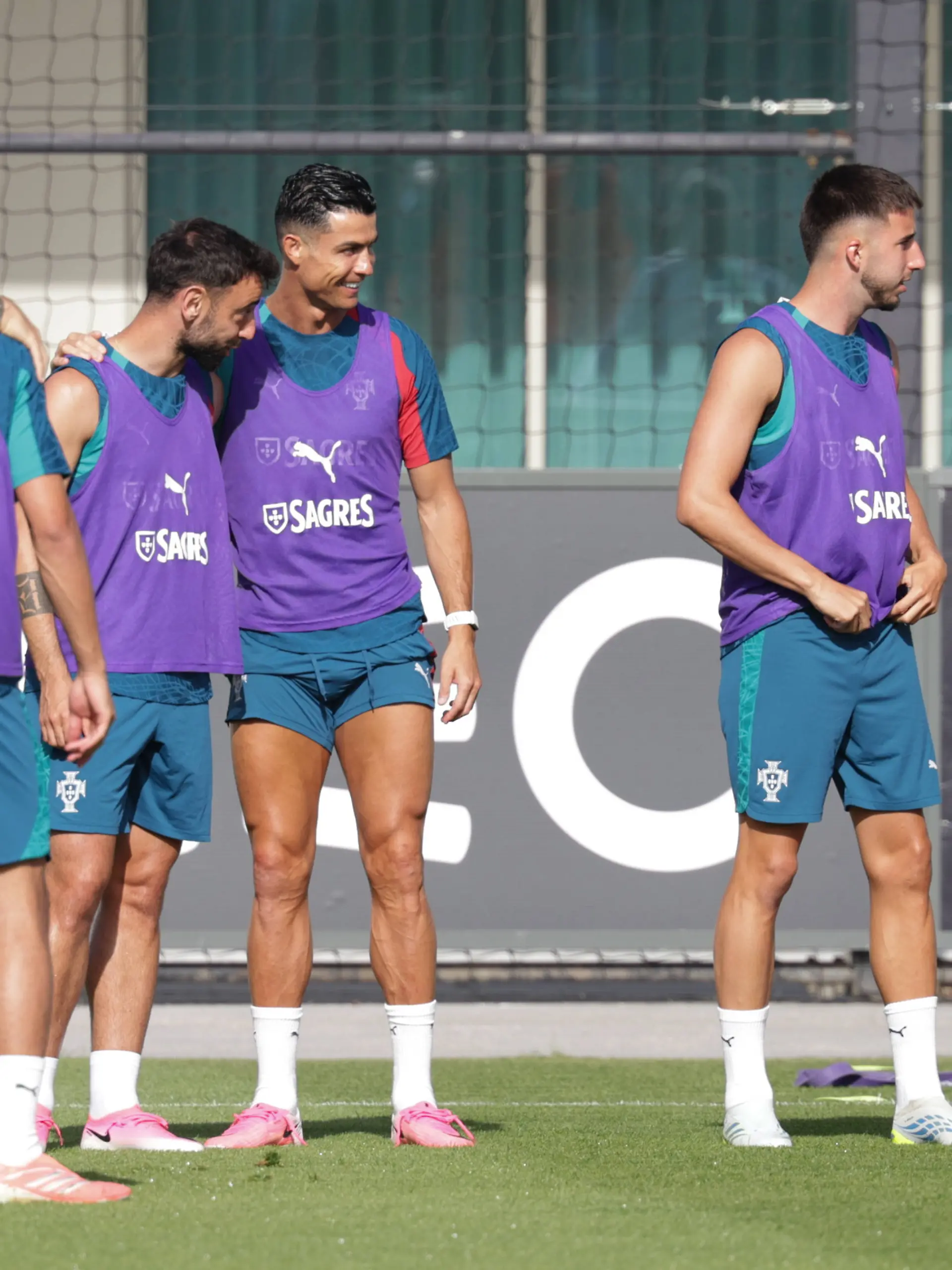 Training of the Portuguese national football team in the football city of Oeiras - Portugal, June 3, 2026, in Alges, Portugal. Bruno Fernandes Portugal ,8 , Cristiano Ronaldo Portugal ,7 , Goncalo Inacio Portugal ,14 , Tomas Araujo Portugal , *** Training of the Portuguese national football team in the football city of Oeiras Portugal, June 3, 2026, in Alges, Portugal Bruno Fernandes Portugal ,8 , Cristiano Ronaldo Portugal ,7 , Goncalo Inacio Portugal ,14 , Tomas Araujo Portugal , Copyright: HMBxMedia/FernandoxSoares
