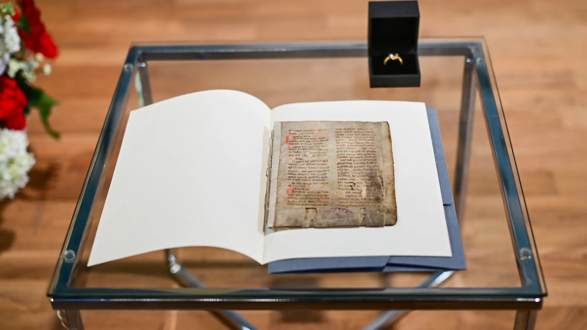 Eine Handschrift, die einen Teil des Textes der polnischen Hymne „Gaude Mater Polonia“ enthält, und ein Ring, der mutmaßlich aus dem Besitz von Polens König Sigismund I. stammt, liegen während des Deutsch-Polnischen Forums im Auswärtigen Amt auf einem Tisch. Das Schriftstück und der Ring werden als Beutekunst zurückgegeben.