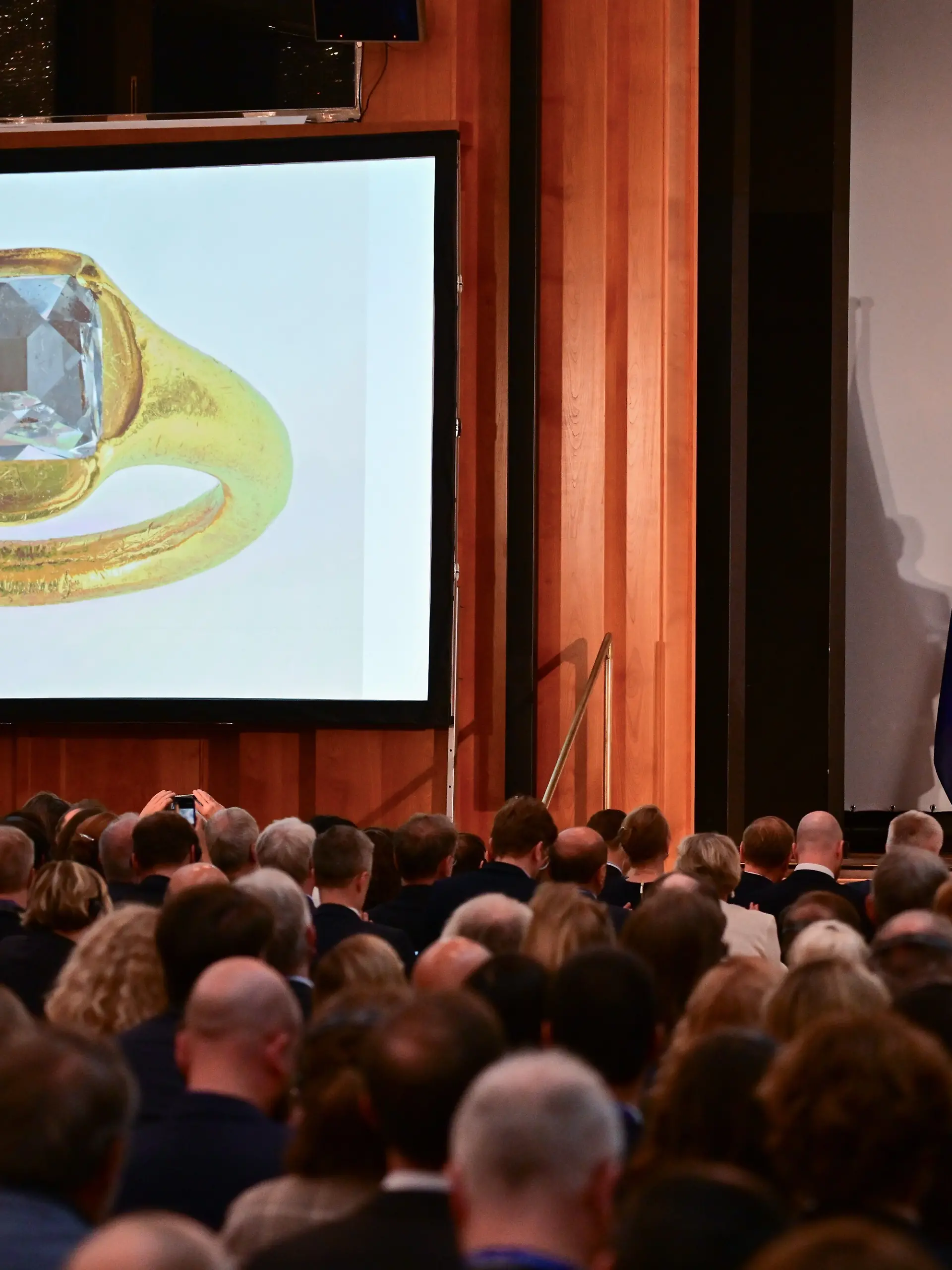 Peter Boch (CDU, 2.v.r), Oberbürgermeister von Pforzheim, spricht während des Deutsch-Polnischen Forums im Auswärtigen Amt bei der Rückgabe eines Rings, der mutmaßlich aus dem Besitz von Polens König Sigismund I. stammt. Der Ring, der als Beutekunst von deutschen Truppen im Zweiten Weltkrieg geraubt wurde, kommt aus dem Schmuckmuseum Pforzheim (Baden-Württemberg). +++ dpa-Bildfunk +++