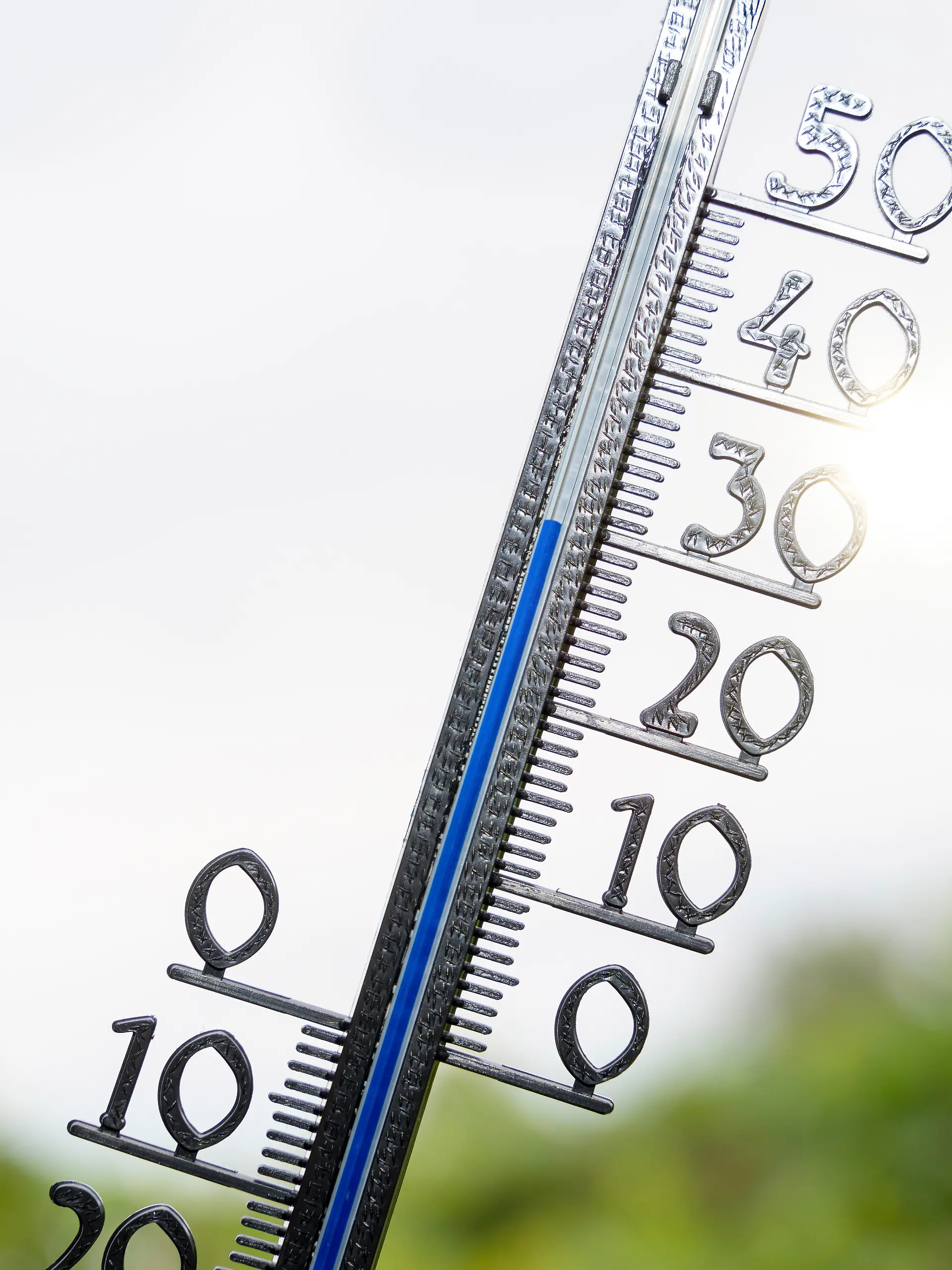 Thermometer in der Sonne bei 30 Grad Celsius. Sommer, Sonne und Hitze Konzept