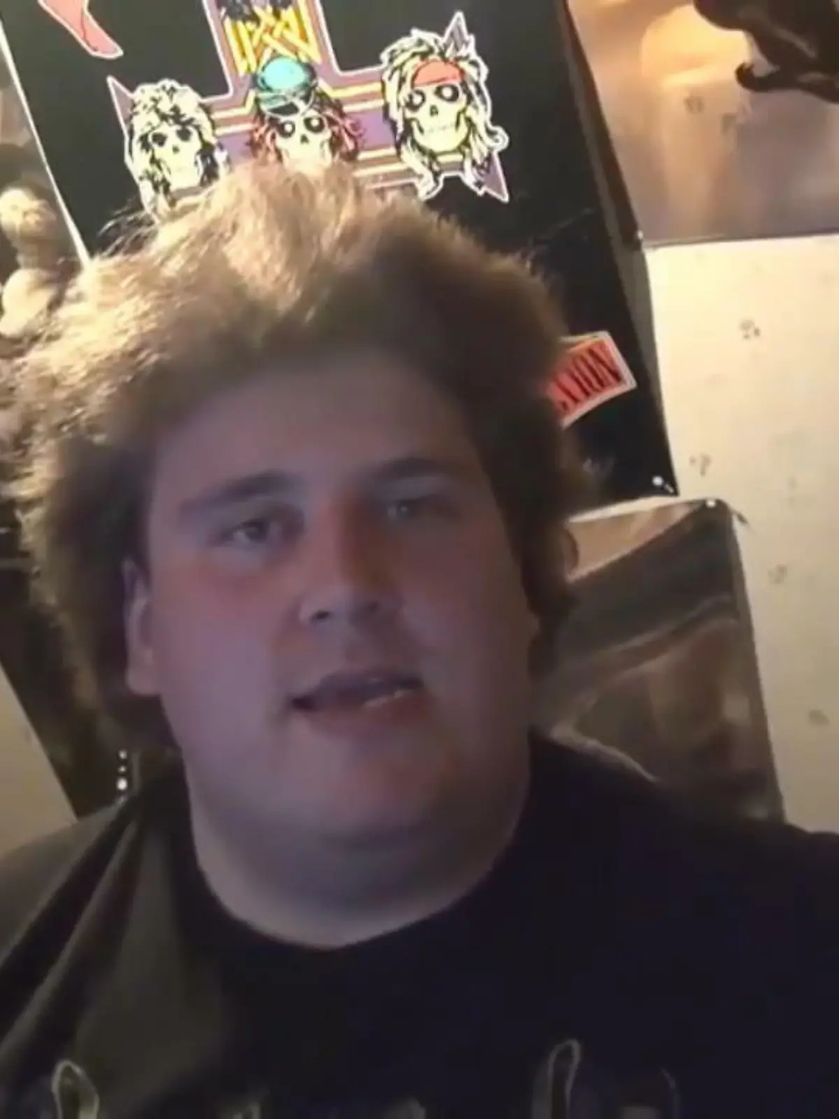 15 Mal am Tag rückt die Polizei in einem kleinen mittelfränkischen Dorf aus. Der Grund für diese Unruhe ist der umstrittene YouTuber "Drachenlord".
Seit inzwischen 8 Jahren pilgern Fans zu seinem Haus und das obwohl es inzwischen vor Ort ein Versammlungsverbot gibt! Und immer wieder müssen die Anwohner darunter leiden