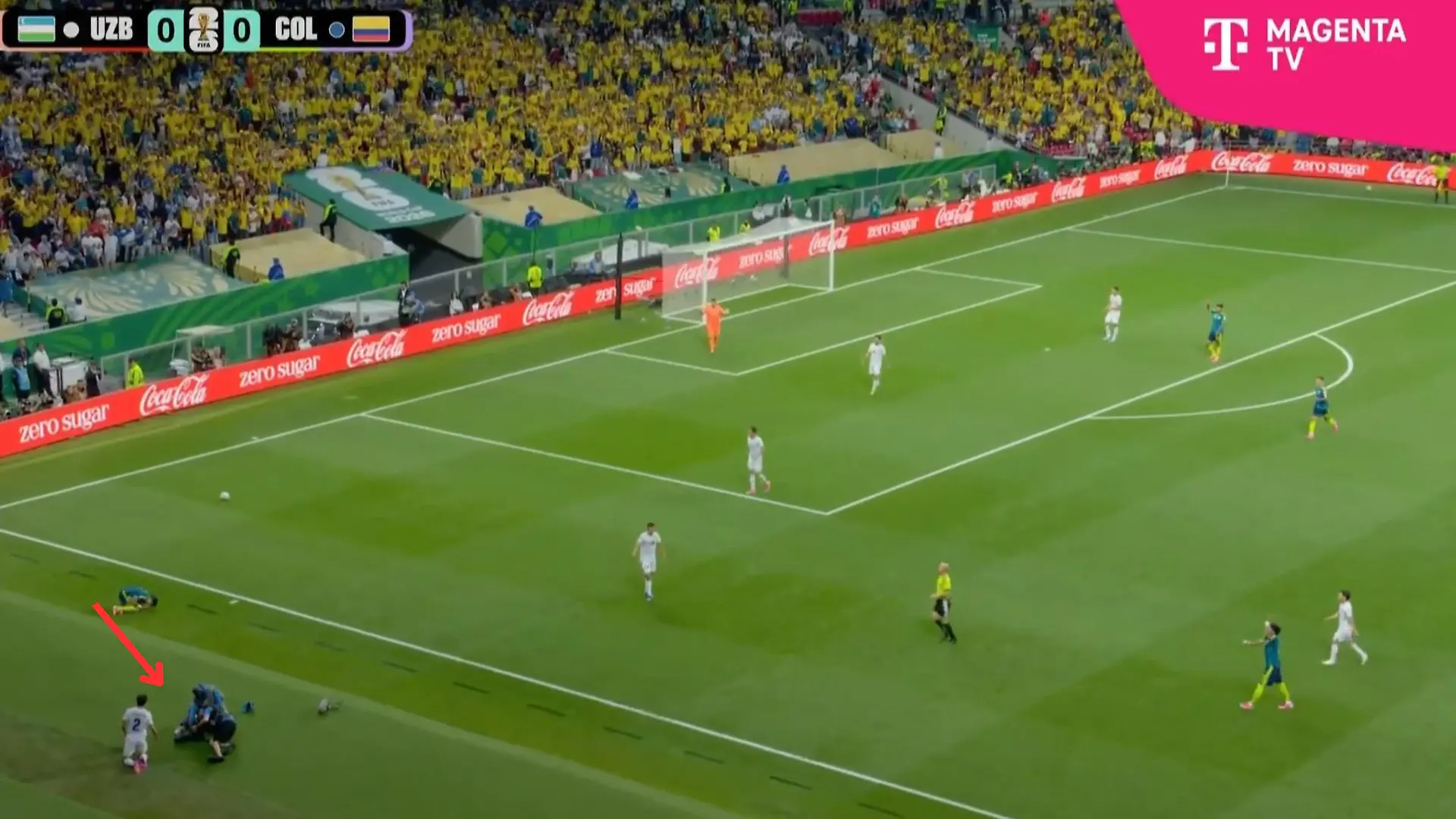 Bild von Schock-Moment bei der WM! Fußballer grätscht plötzlich Kameramann um
