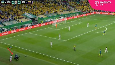 Bild von Schock-Moment bei der WM! Fußballer grätscht plötzlich Kameramann um