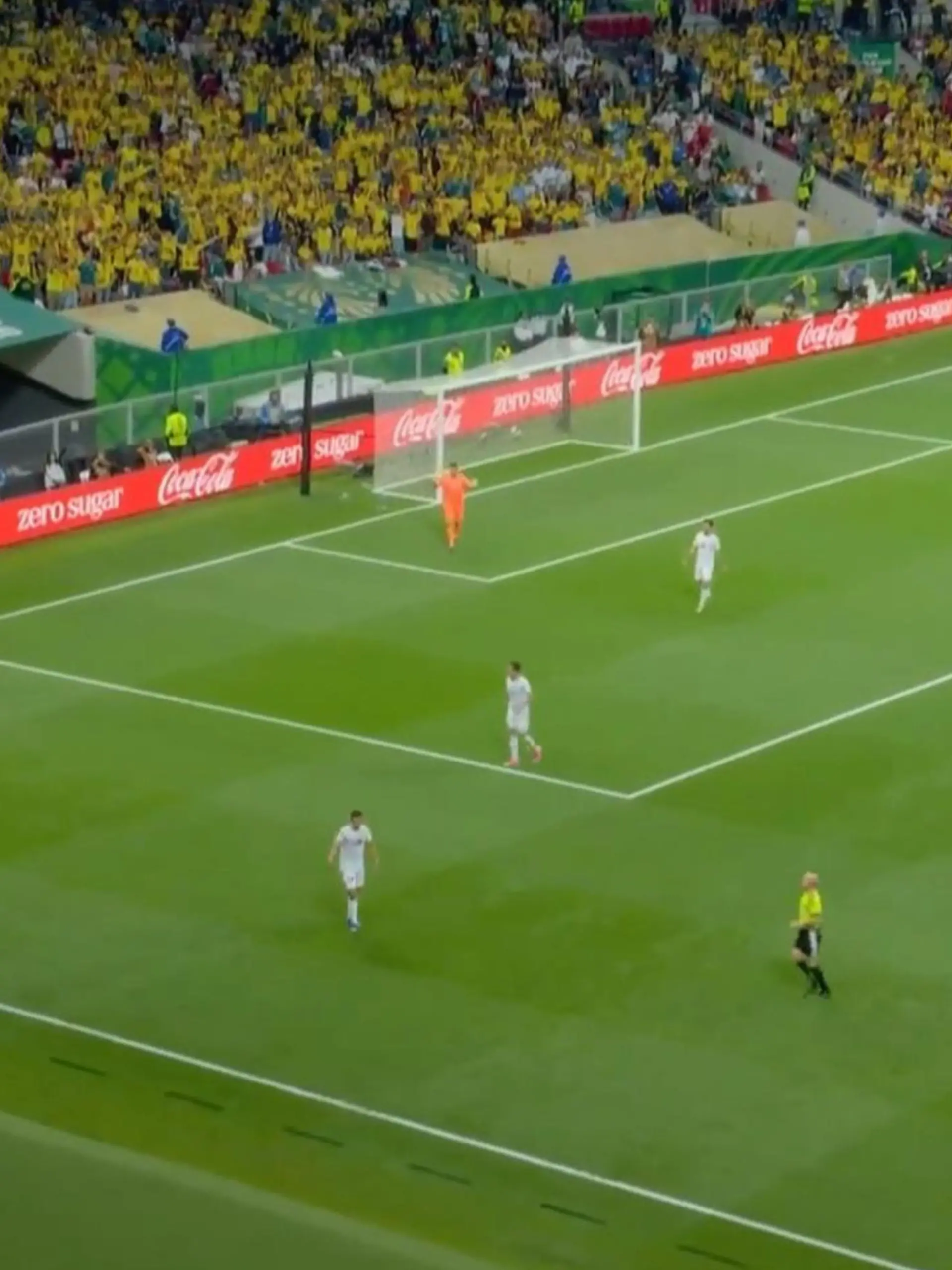 Bild zu: "Schock-Moment bei der WM! Fußballer grätscht plötzlich Kameramann um"