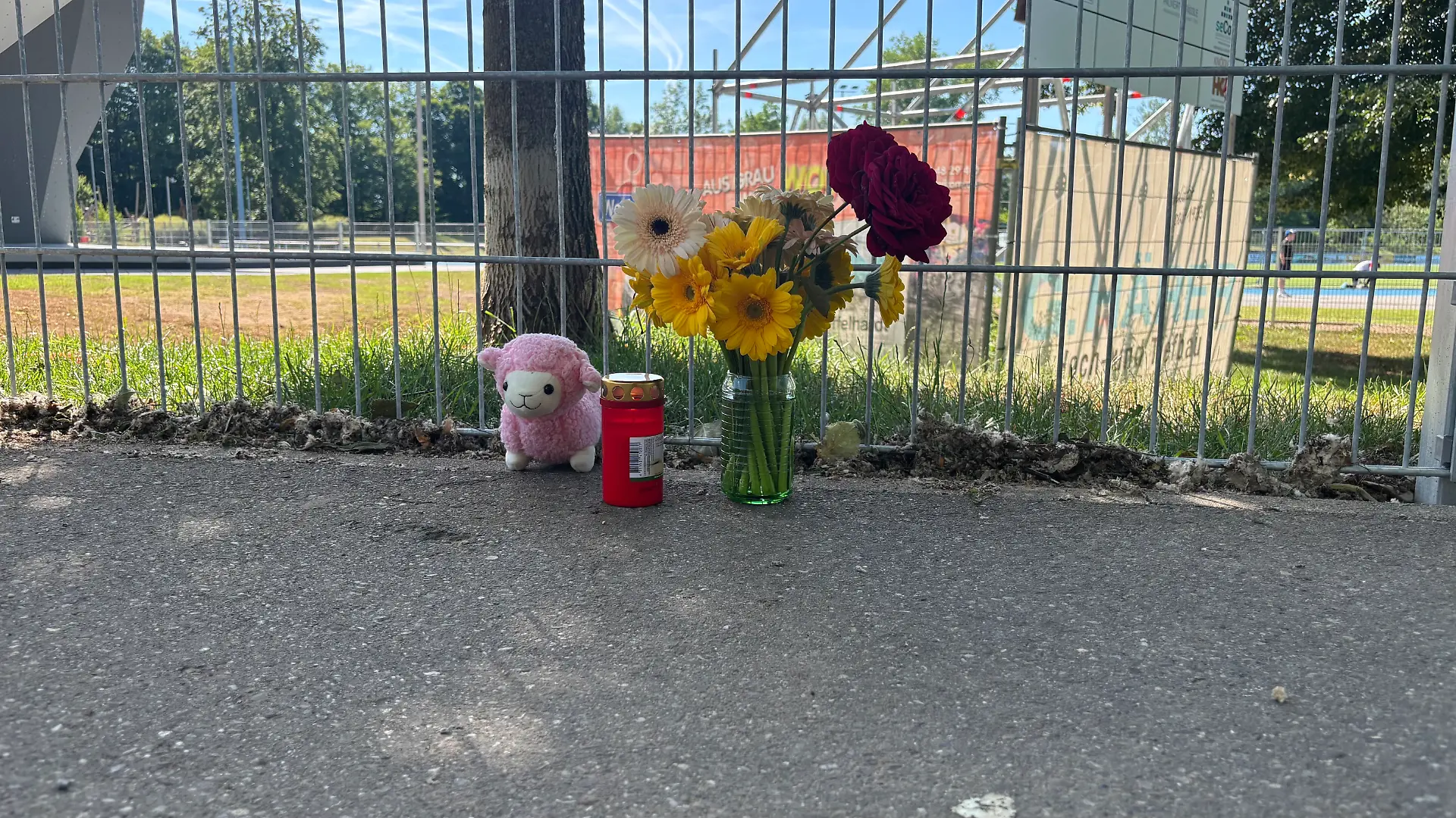Nach dem Fund eines toten Kleinkindes in einem Auto in Schorndorf bei Stuttgart wird gegen die Mutter des Mädchens ermittelt.
