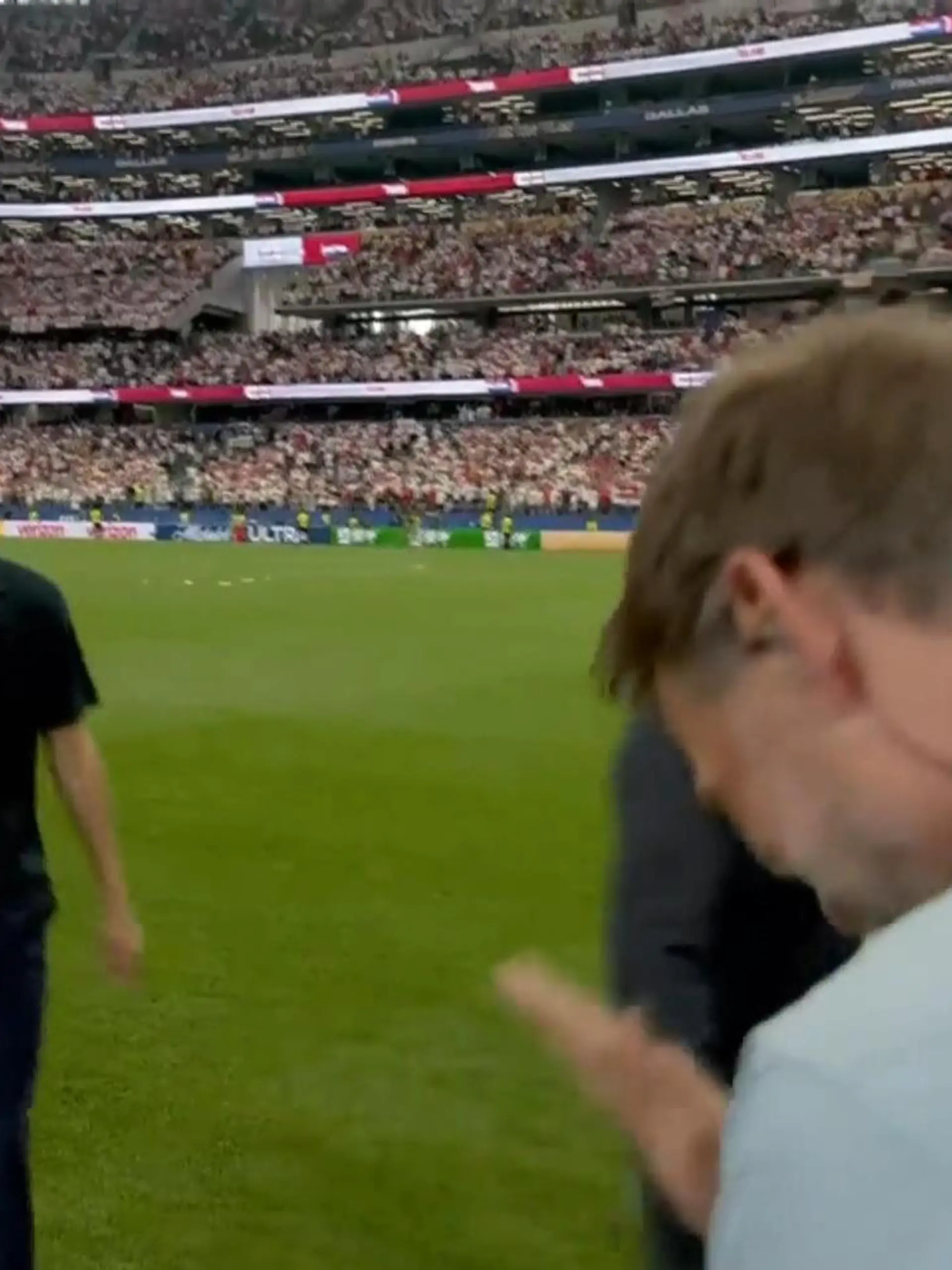 Bild zu: "Nach Englands WM-Auftaktsieg! Jürgen Klopp verbeugt sich vor Trainer Thomas Tuchel"