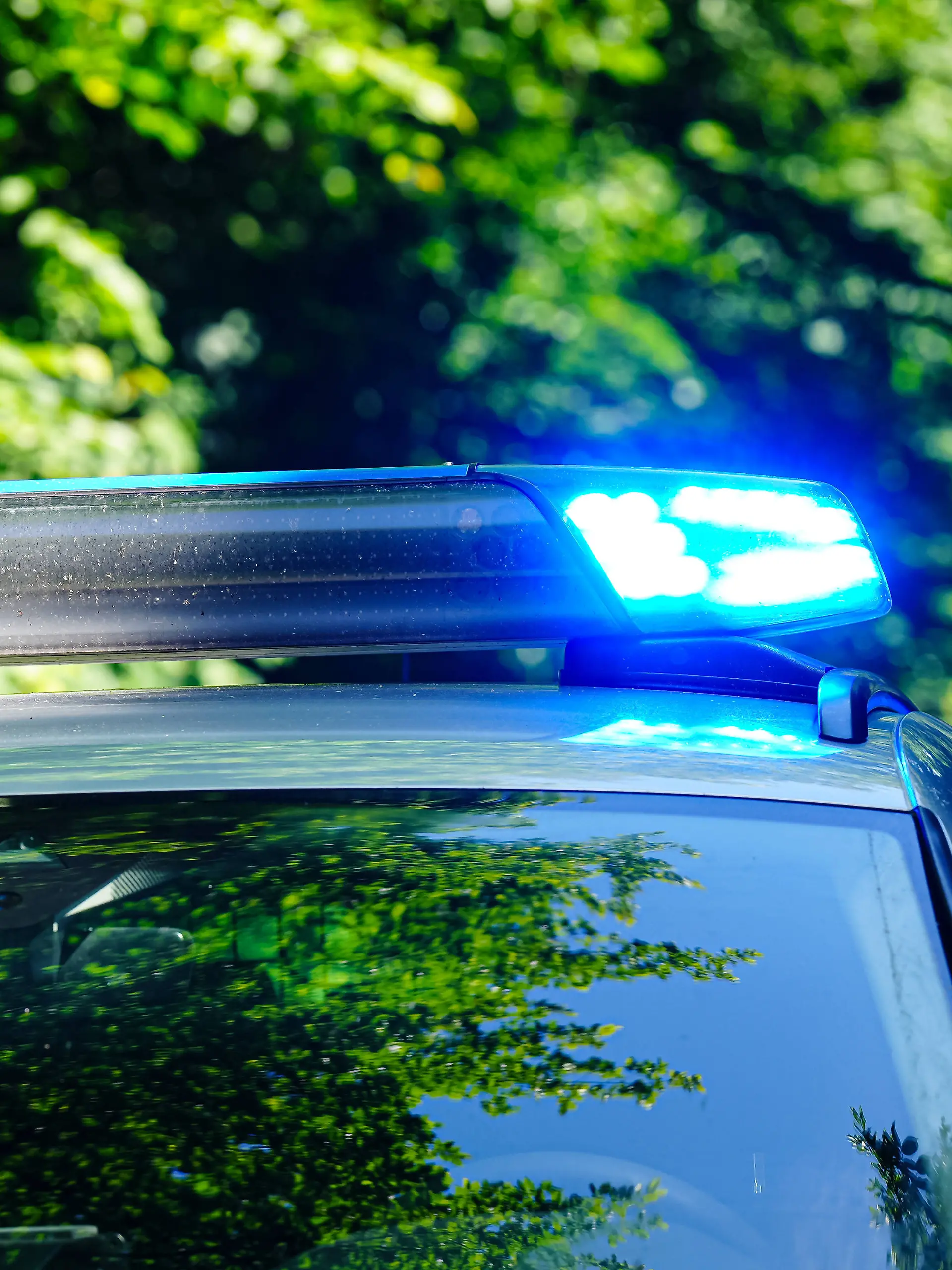 Ein Blaulicht auf einem Polizeiauto