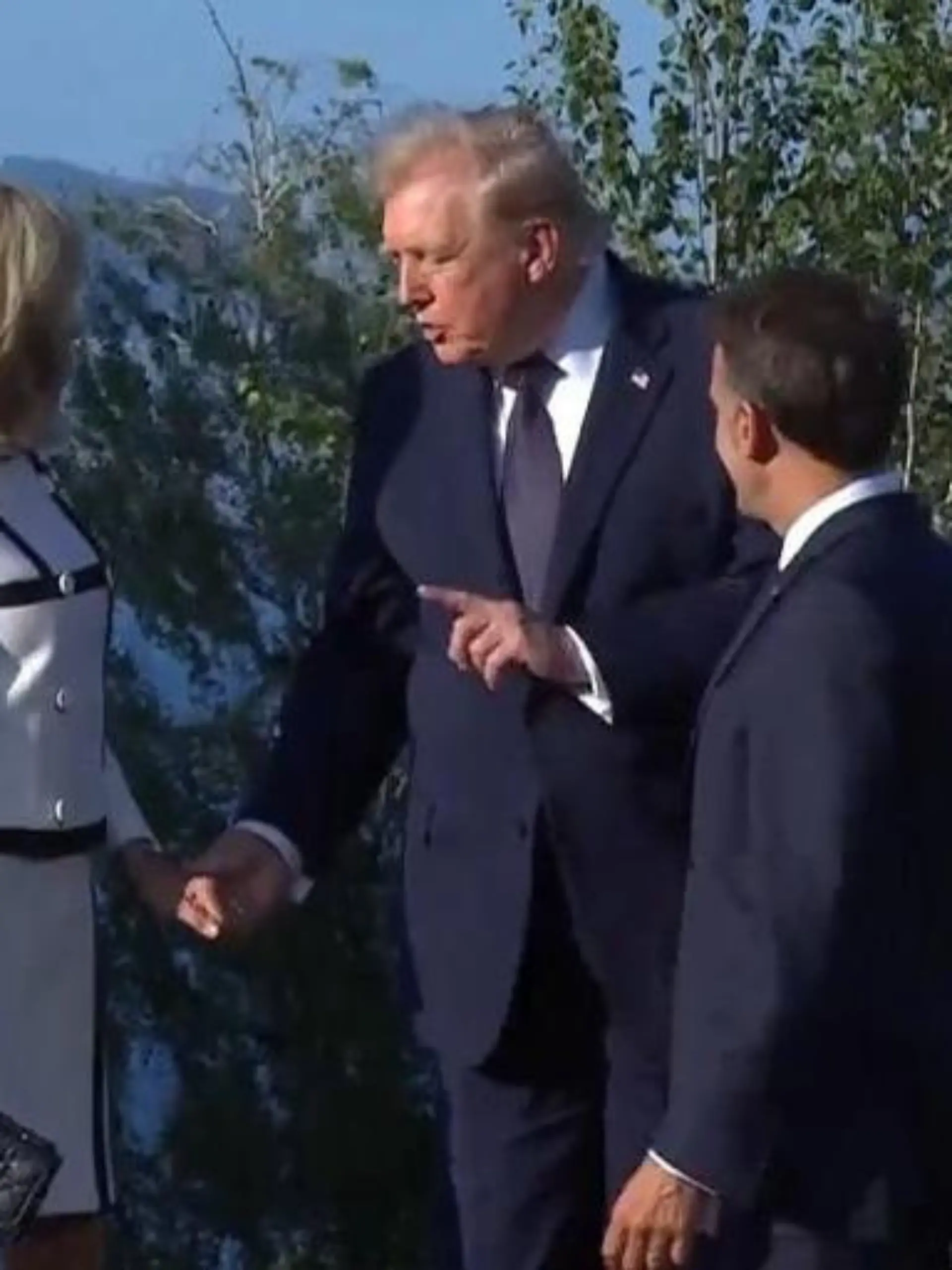 Bild zu: "Trump hält Händchen mit Brigitte Macron – vor den Augen ihres Ehemanns! "