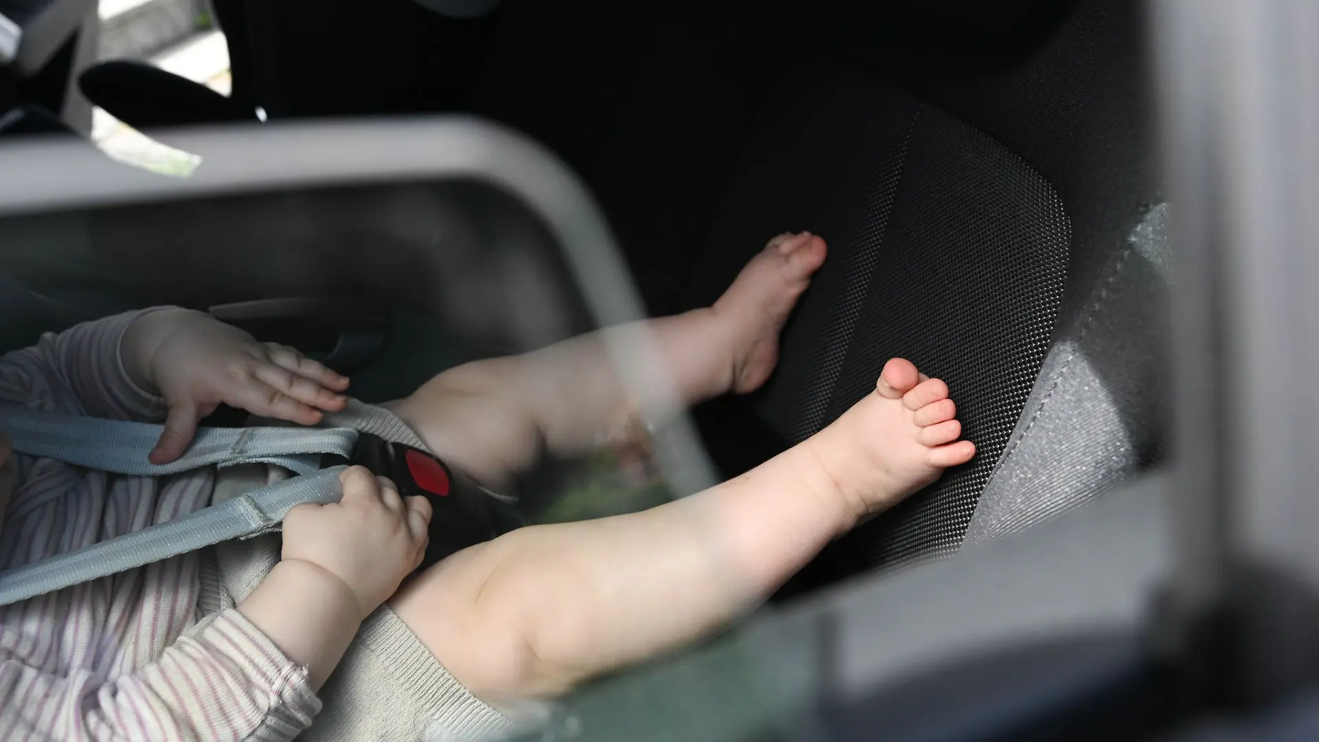 Nein, Fenster einen Spalt weit öffnen reicht nicht: Hitze kann für kleine Kinder im Auto lebensgefährlich sein.