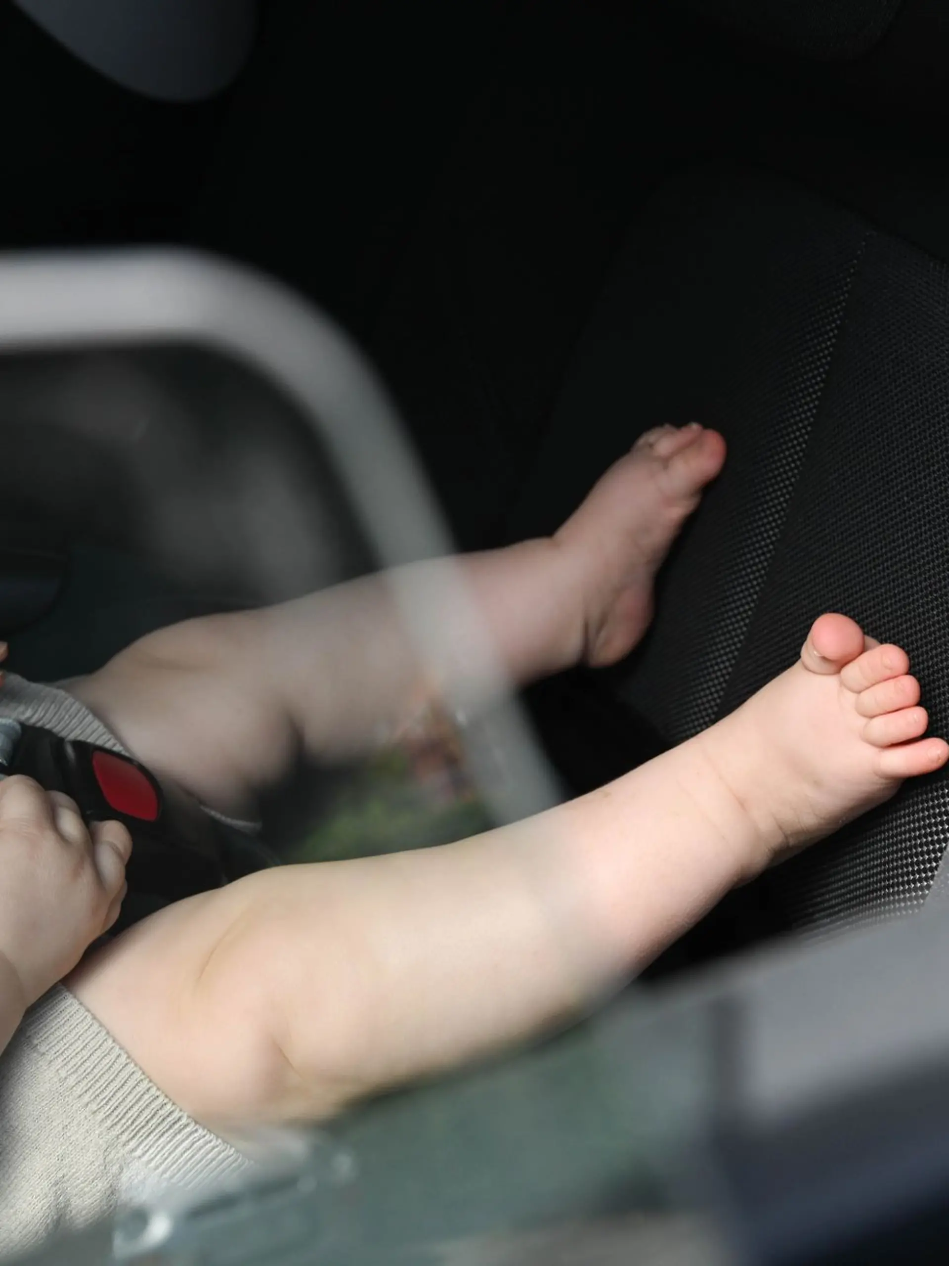Nein, Fenster einen Spalt weit öffnen reicht nicht: Hitze kann für kleine Kinder im Auto lebensgefährlich sein.