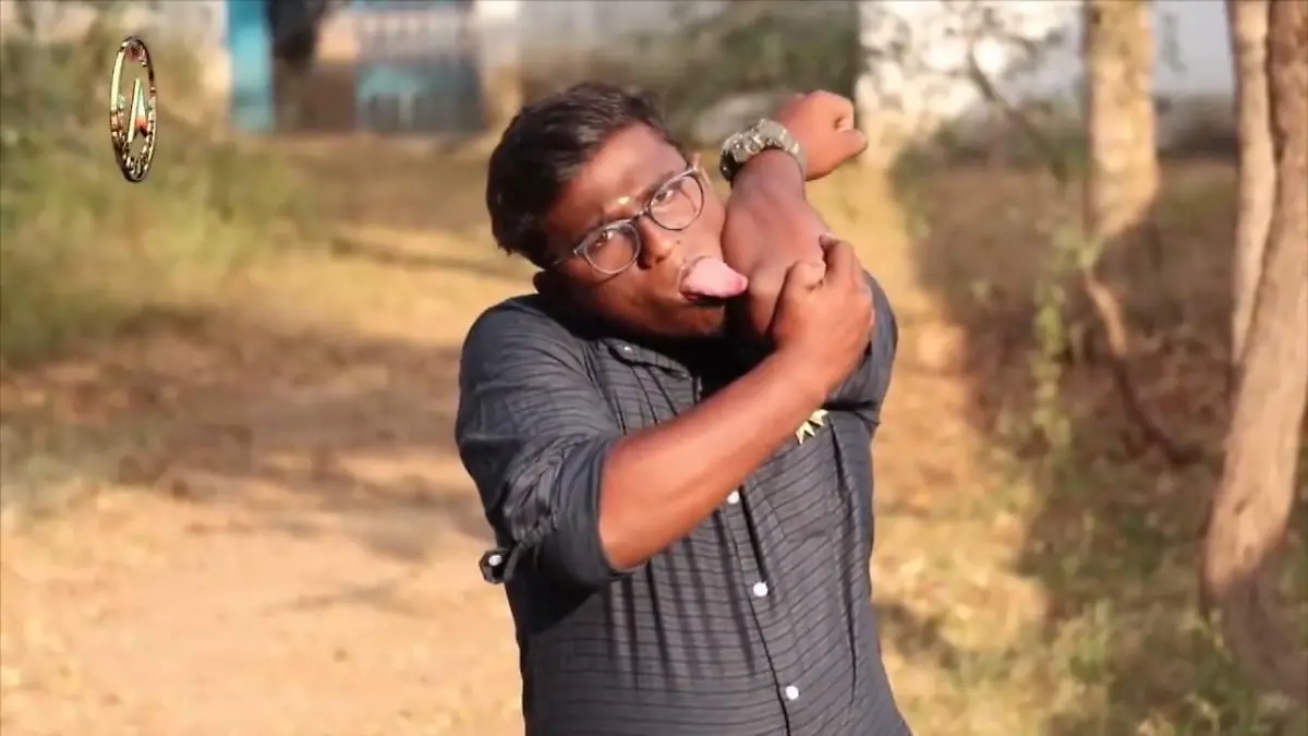 Praveen hat die längste Zunge der Welt Ellbogen lecken? Kein Problem!