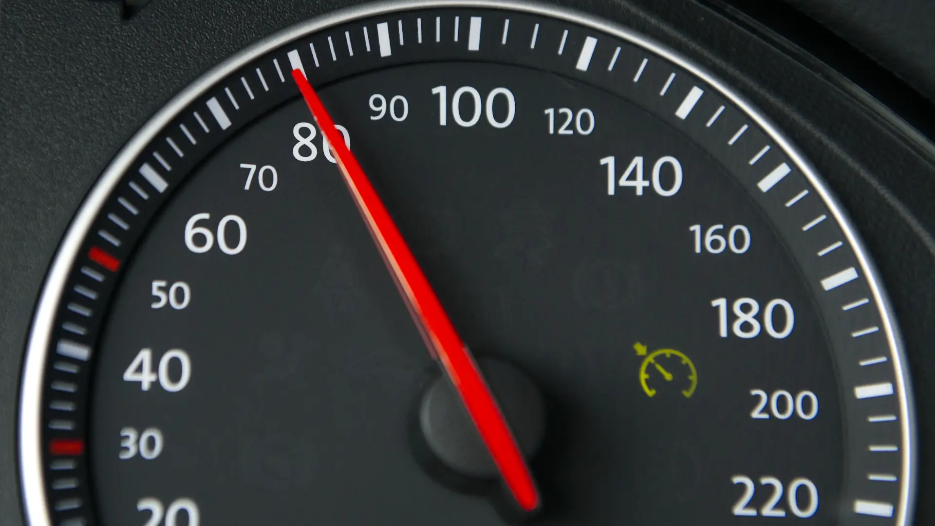 ARCHIV - Die Nadel eines Tachos steht am 09.05.2013 während einer Fahrt auf einer Autobahn nahe Berlin bei 80 Stundenkilometer. Trotz Kritik setzt Frankreich das Tempolimit für Landstraßen von 90 auf 80 Stundenkilometer herab. (zu dpa «Frankreichs Regierung kündigt Tempo 80 auf Landstraßen an» vom 09.01.2018) Foto: Daniel Reinhardt/dpa +++ dpa-Bildfunk +++
